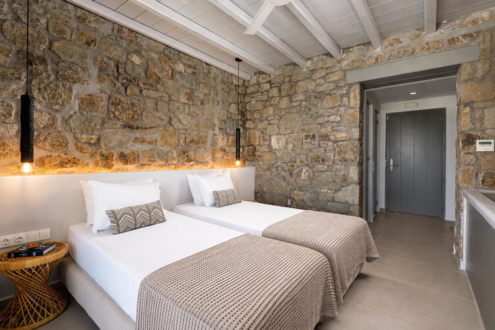 Queen-Size Double Bed Luxury Suite Private Pool