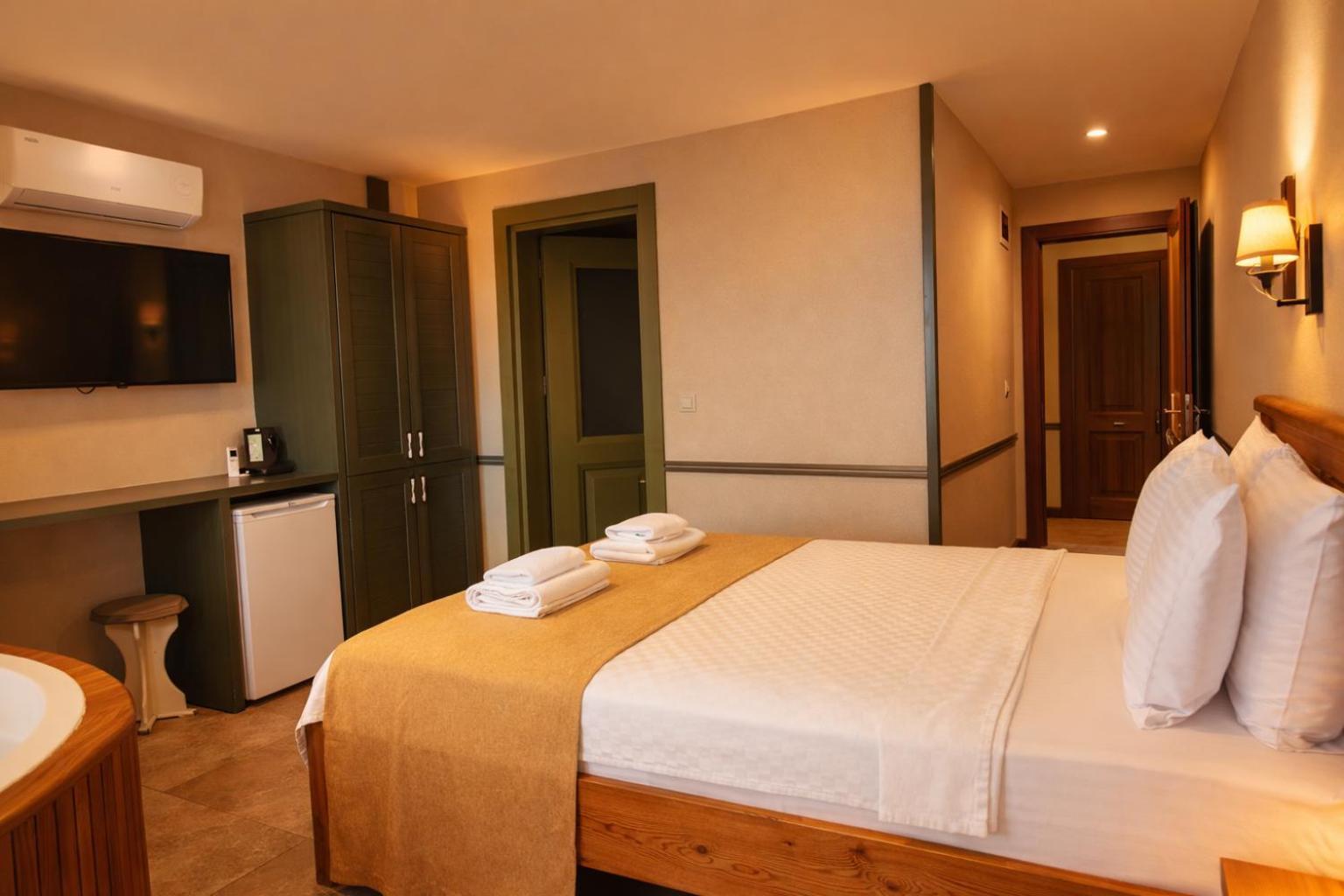 Deluxe Double Room Bath