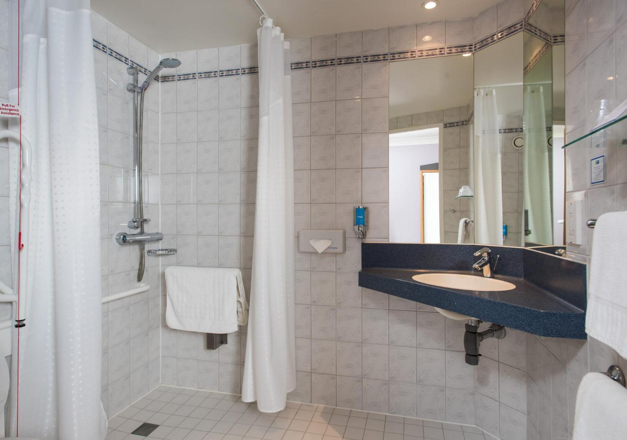 Double Room with Free Hot Breakfast - Accessible