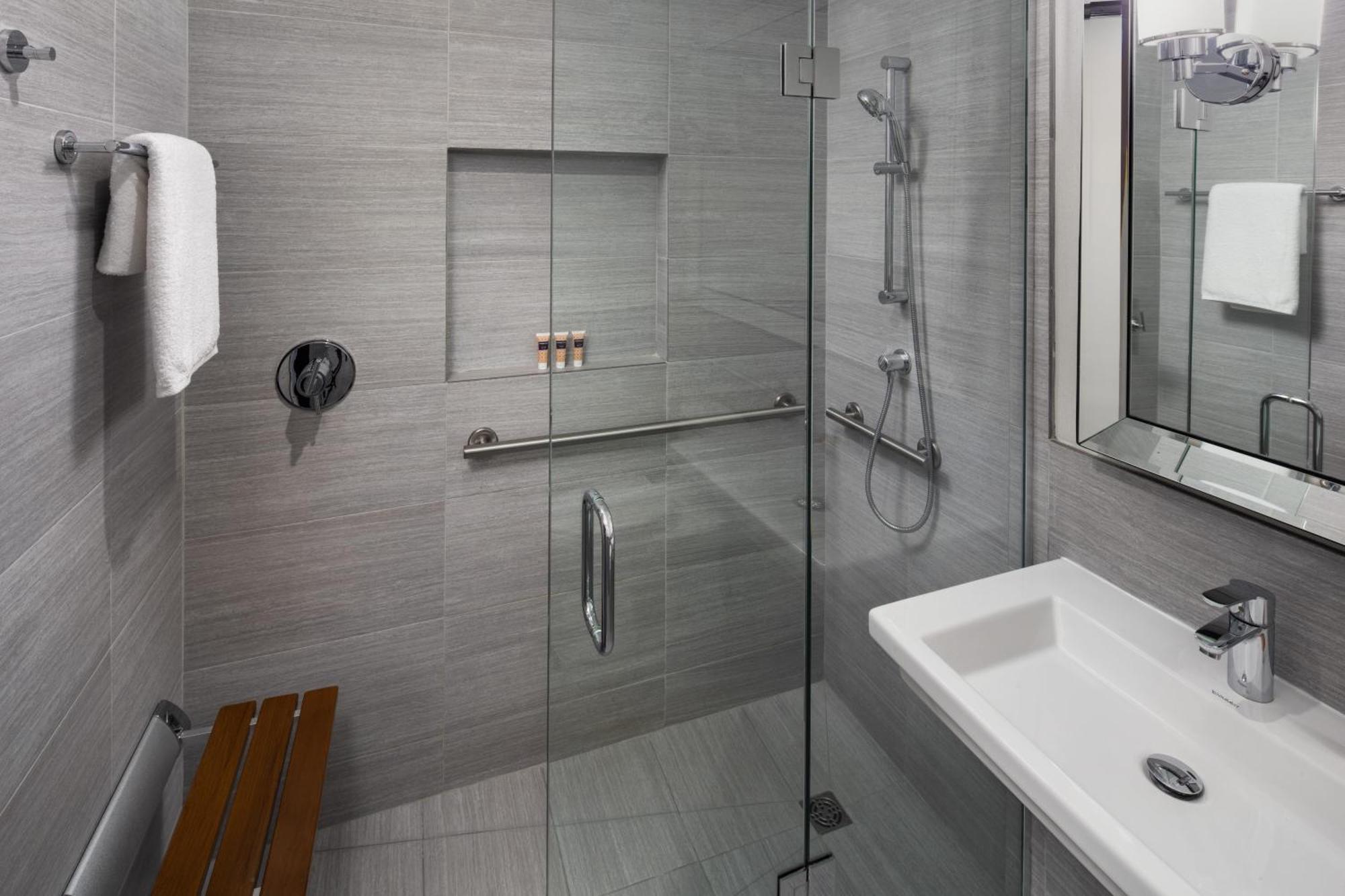 Habitación con cama extragrande y ducha adaptada - Adaptada para personas de movilidad reducida