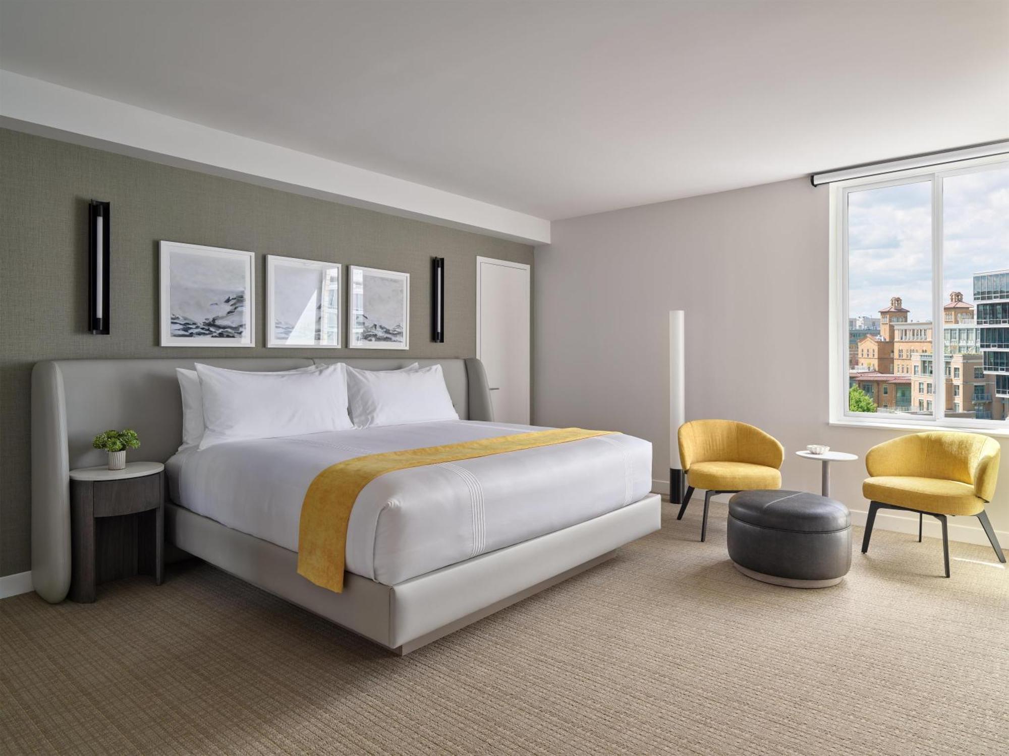 Chambre Lit King-Size d'Angle avec Douche Accessible en Fauteuil Roulant - Adaptée aux Personnes à Mobilité Réduite