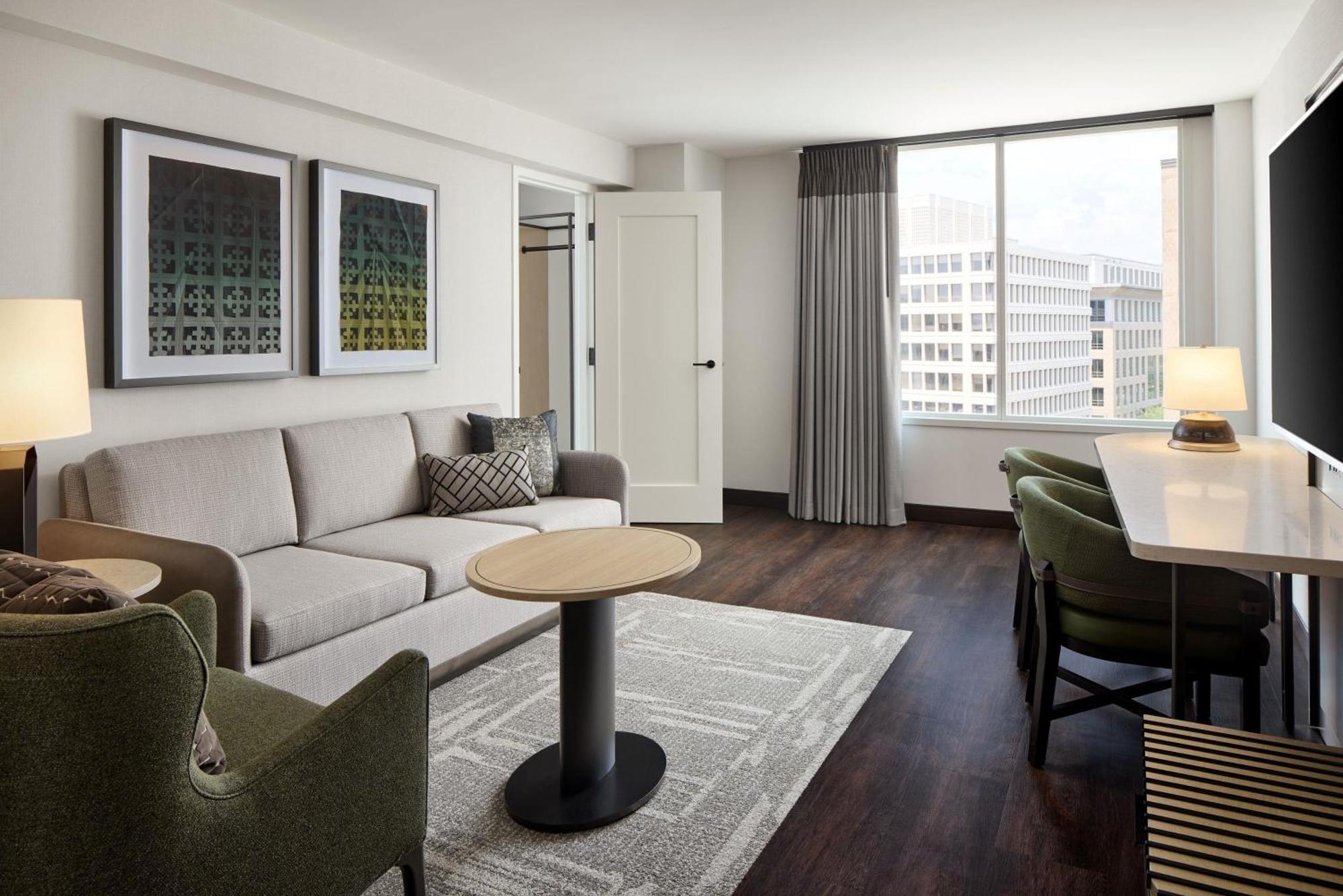 Executive Suite,1772899985:JPEG