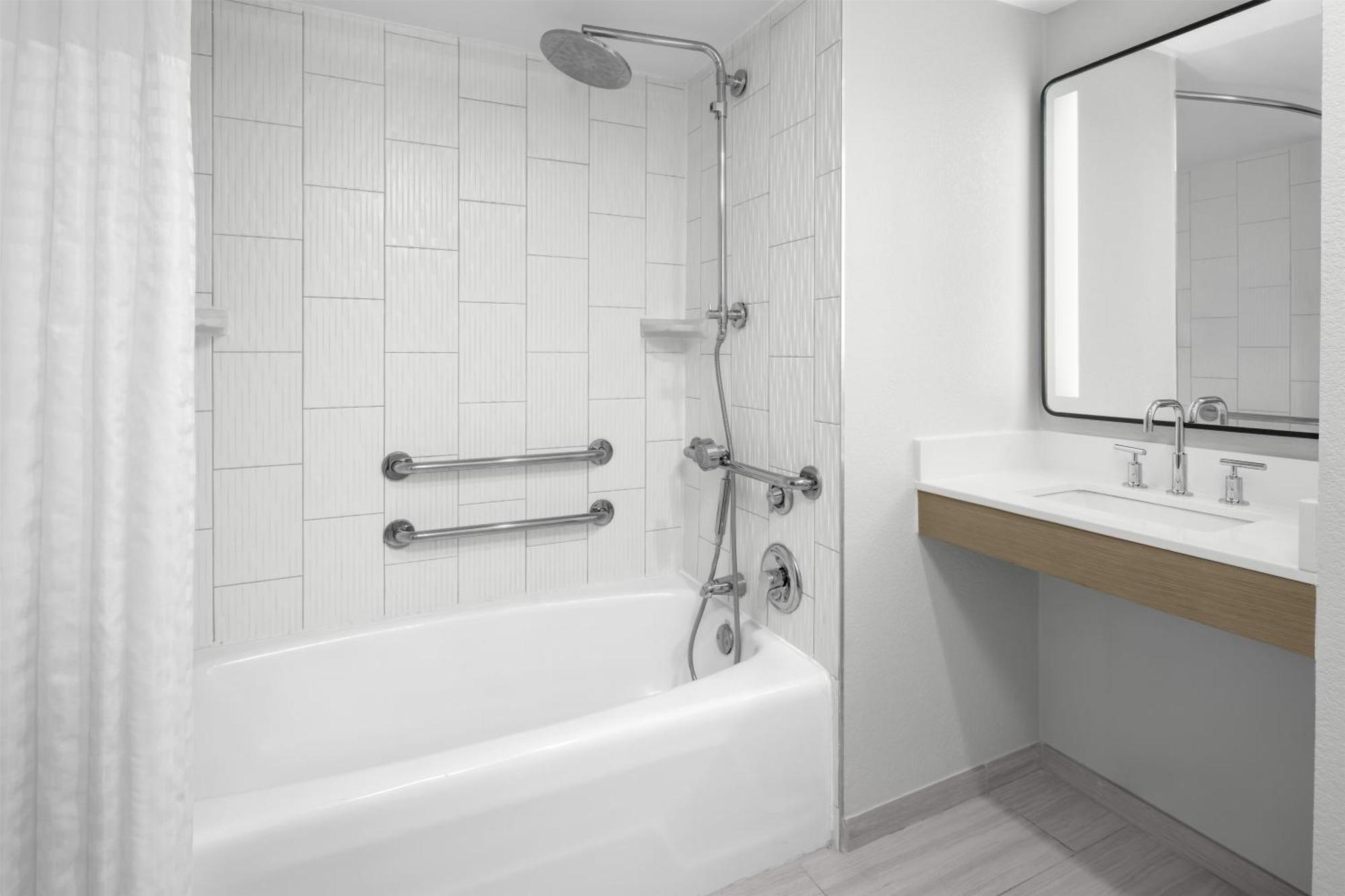 Suíte de 1 Quarto com 2 Camas de Casal e Banheira - Acessível para Hóspedes com Mobilidade Reduzida