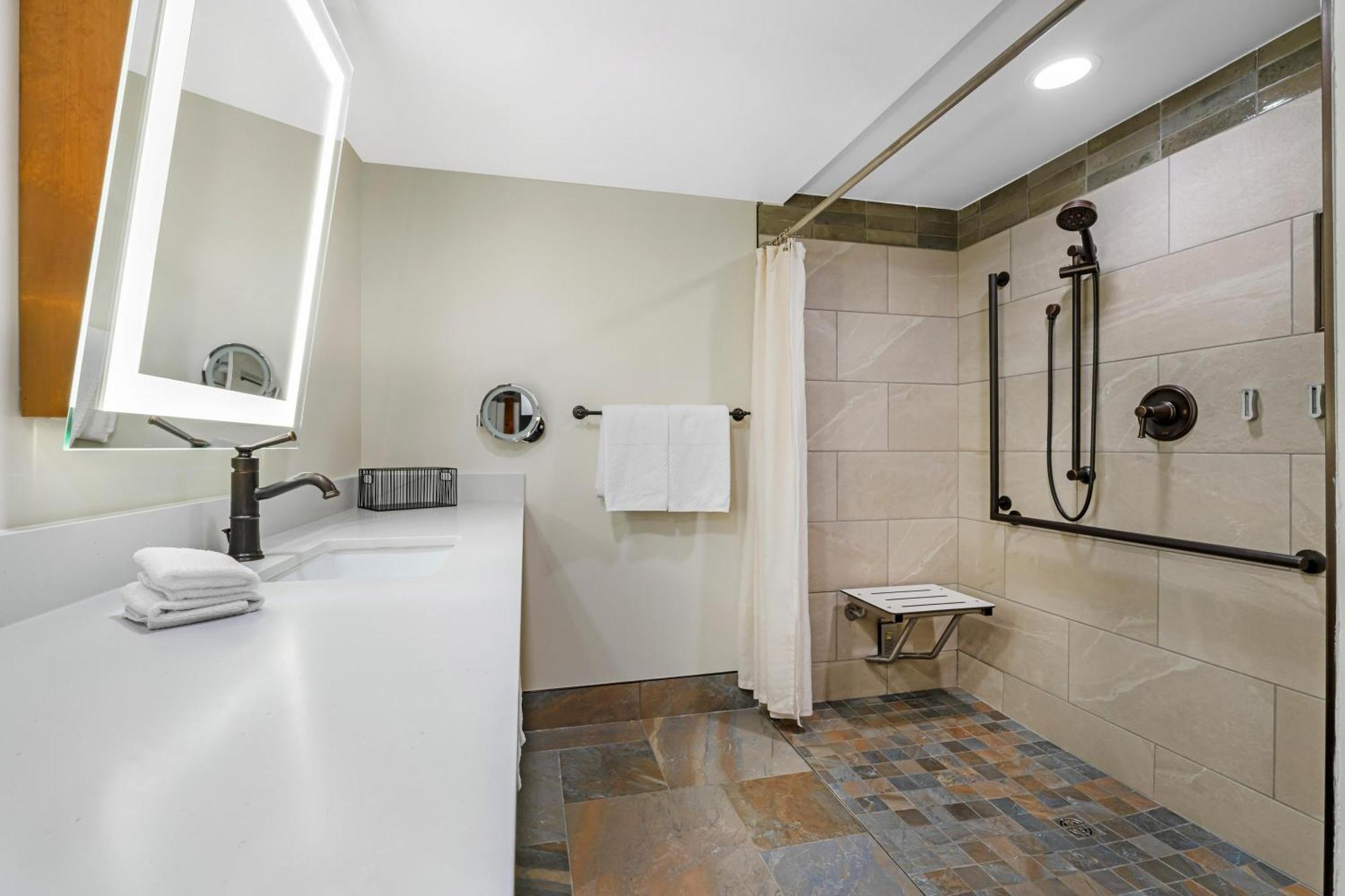 One-Bedroom Queen Suite Roll Shower,1772981541:JPEG