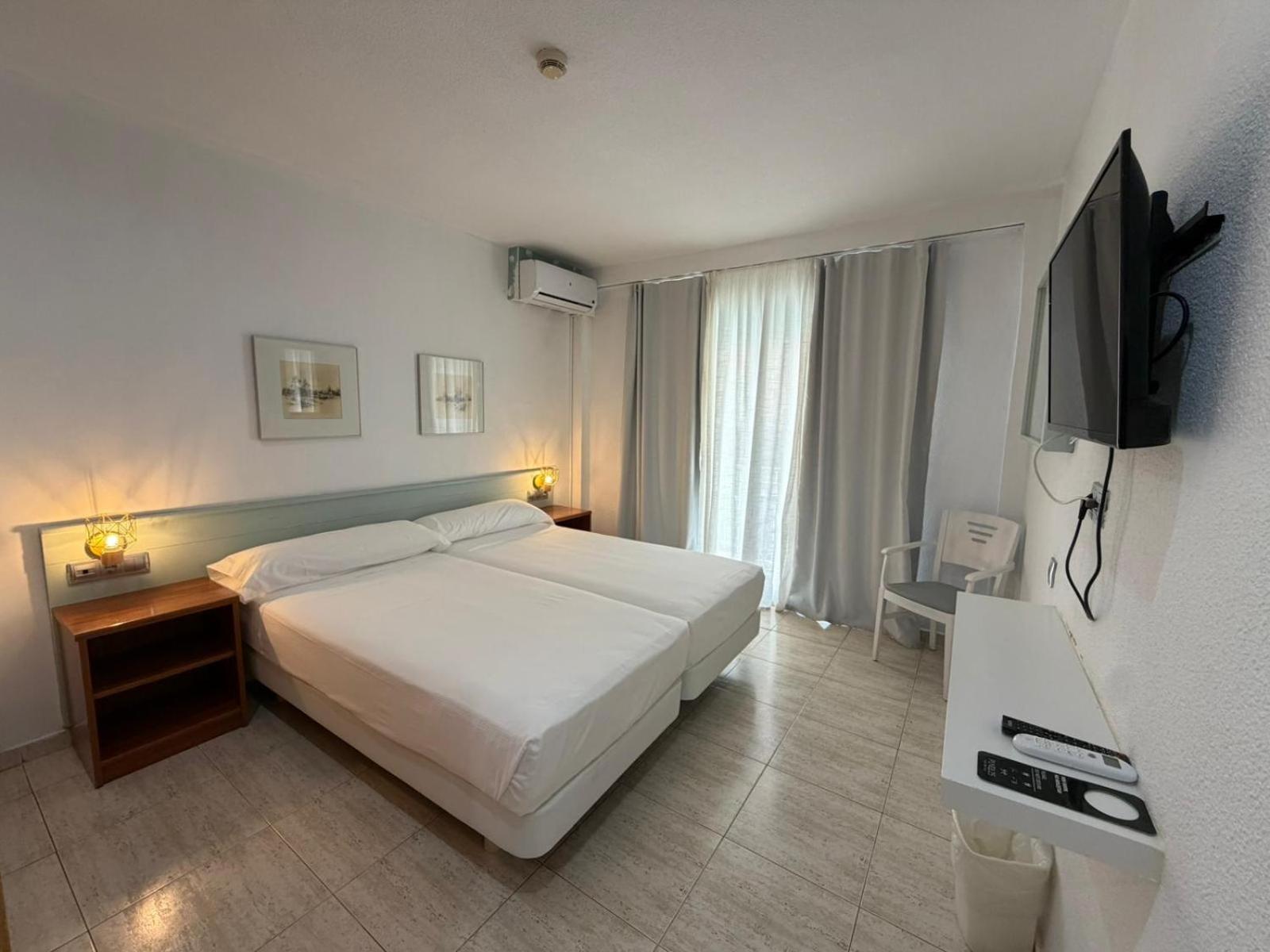 Quarto com 2 Camas de Solteiro