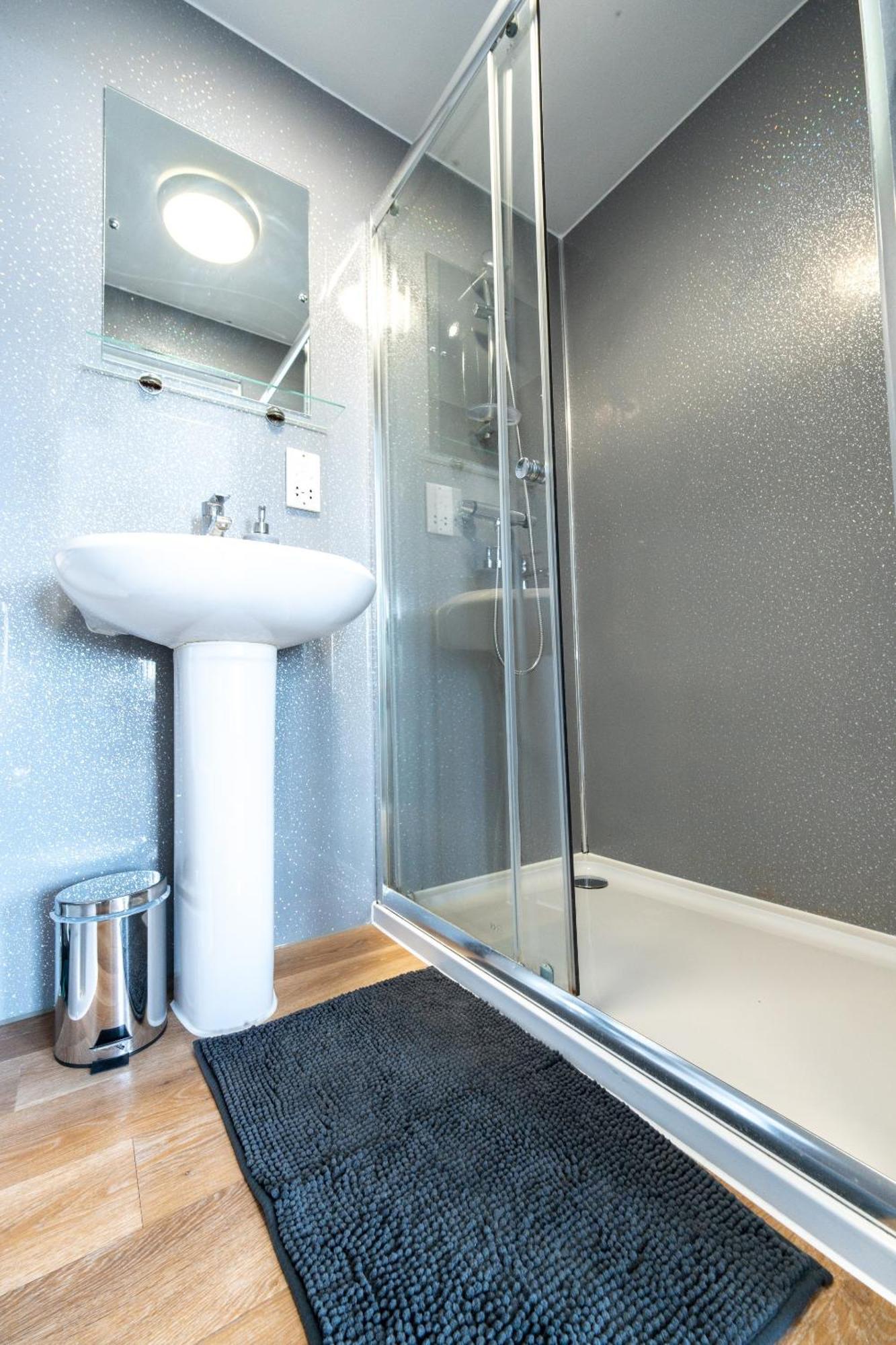 Quadruple Room Shower