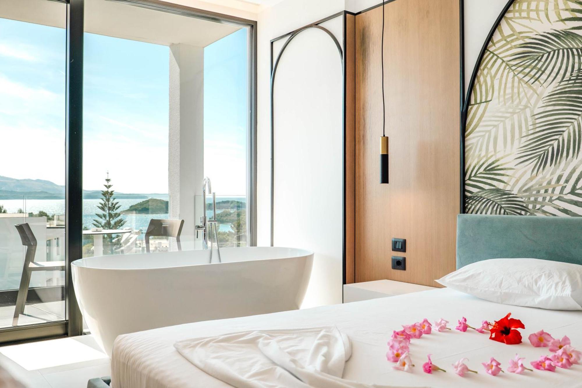Superior Sea View Triple Room Bathtub