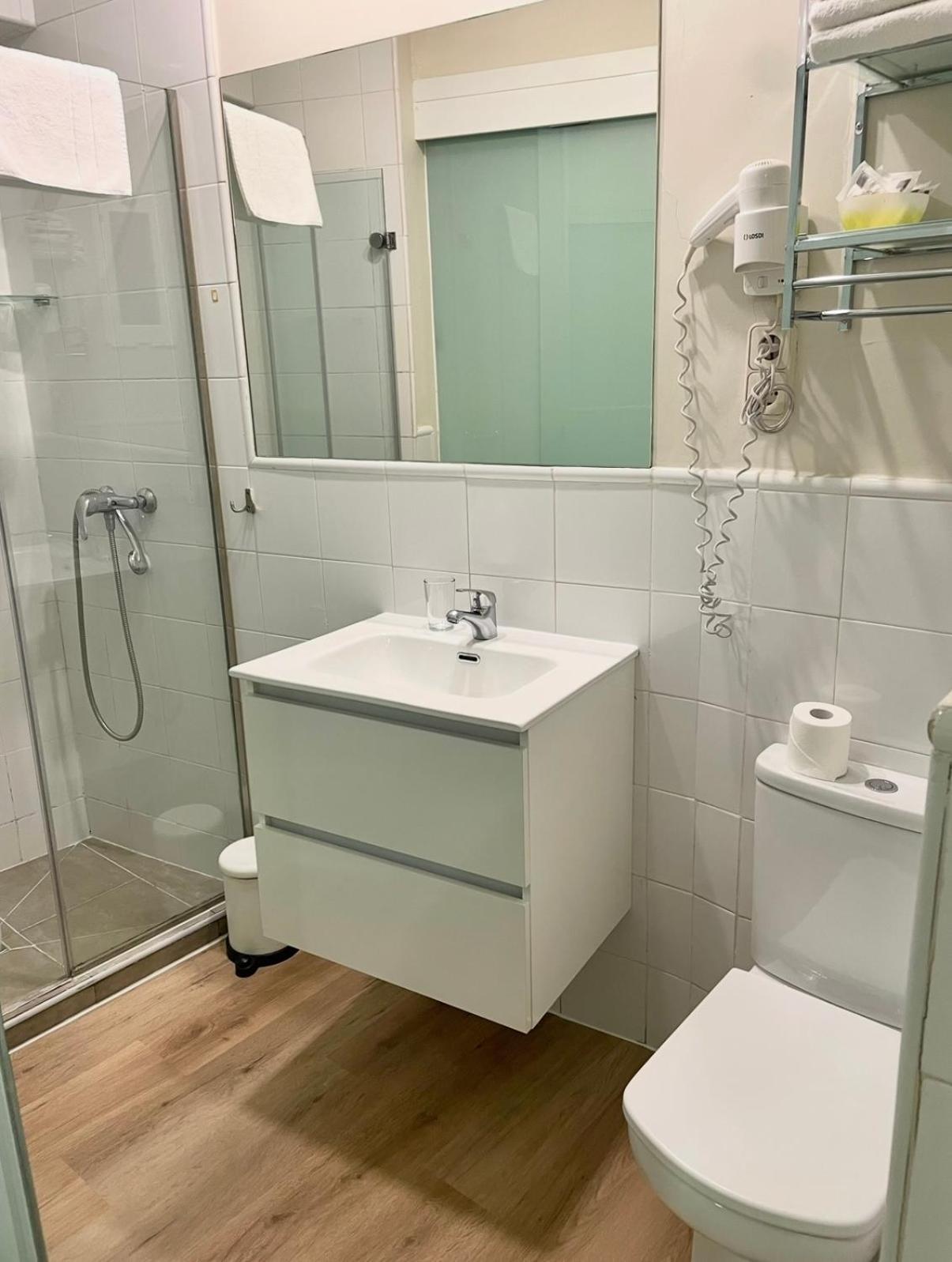 Quarto com 2 Camas de Solteiro e Banheiro Privativo
