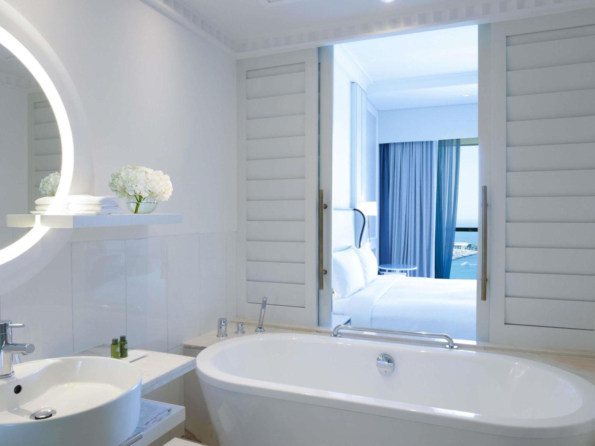 Junior King Suite with Partial Sea View - Club Access