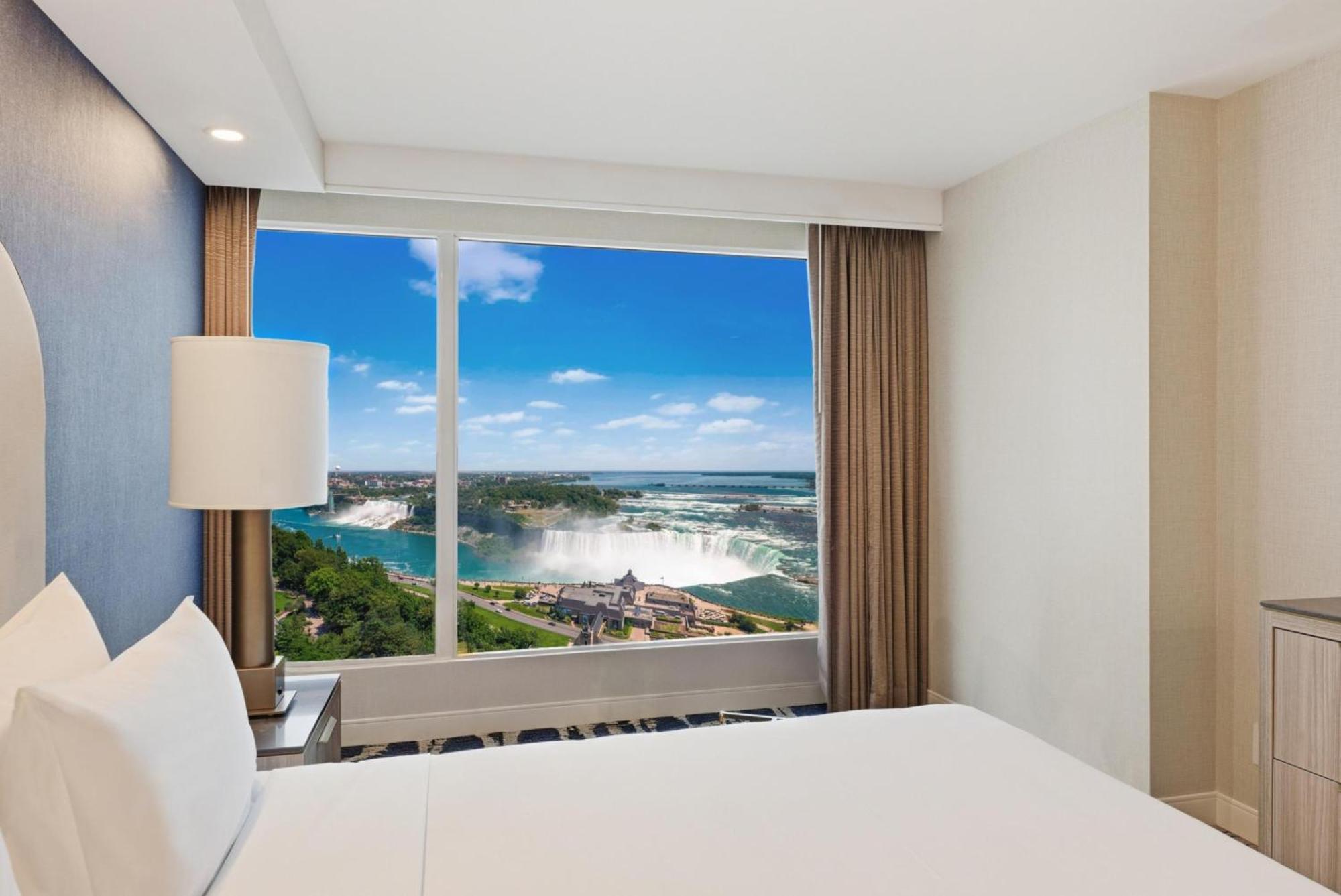Premium Fallsview | One King Bed