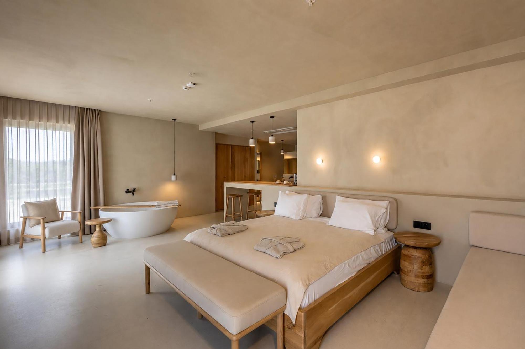 Zimmer mit Kingsize-Bett und Meerblick