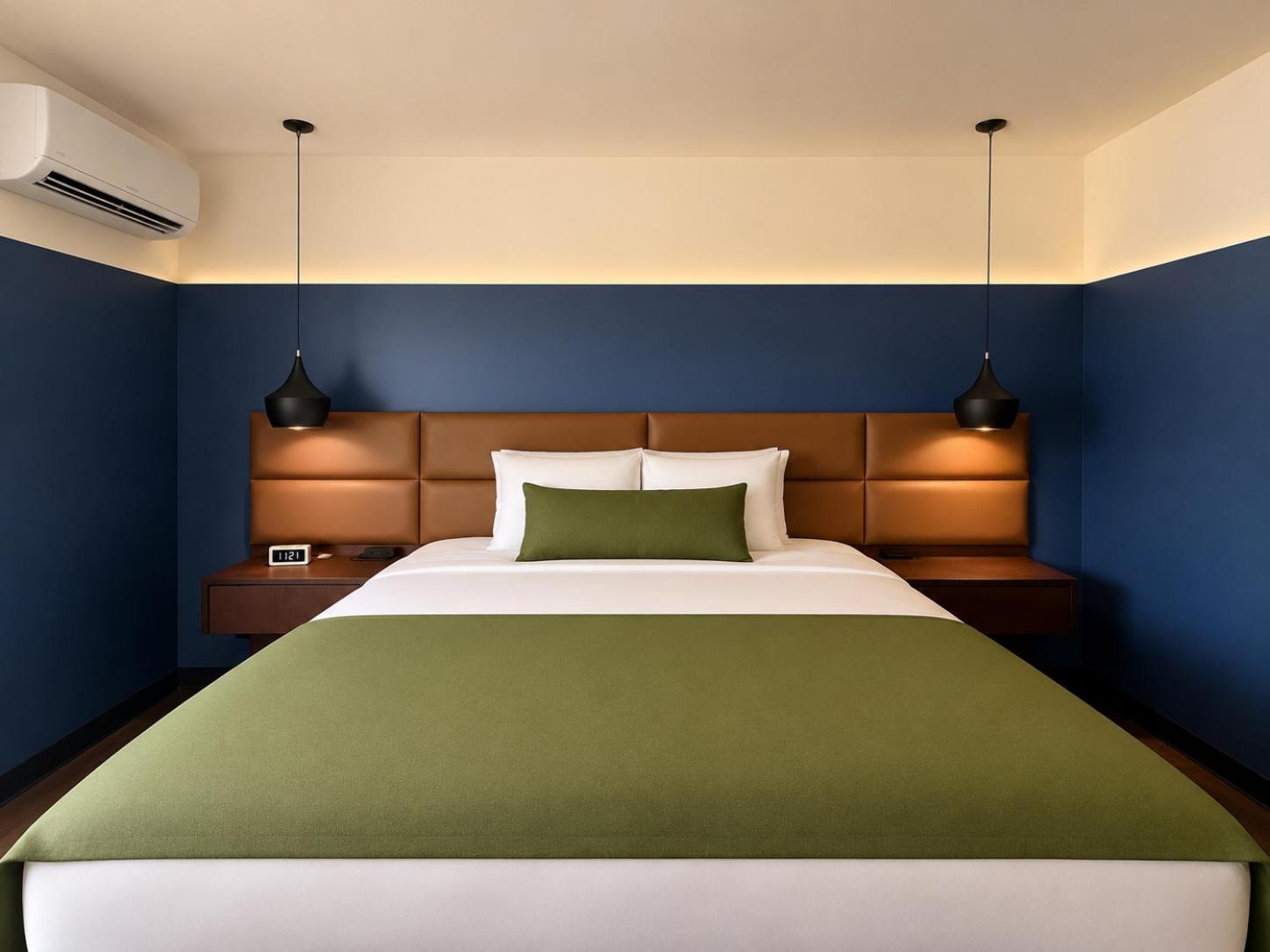 Habitación con cama extragrande.