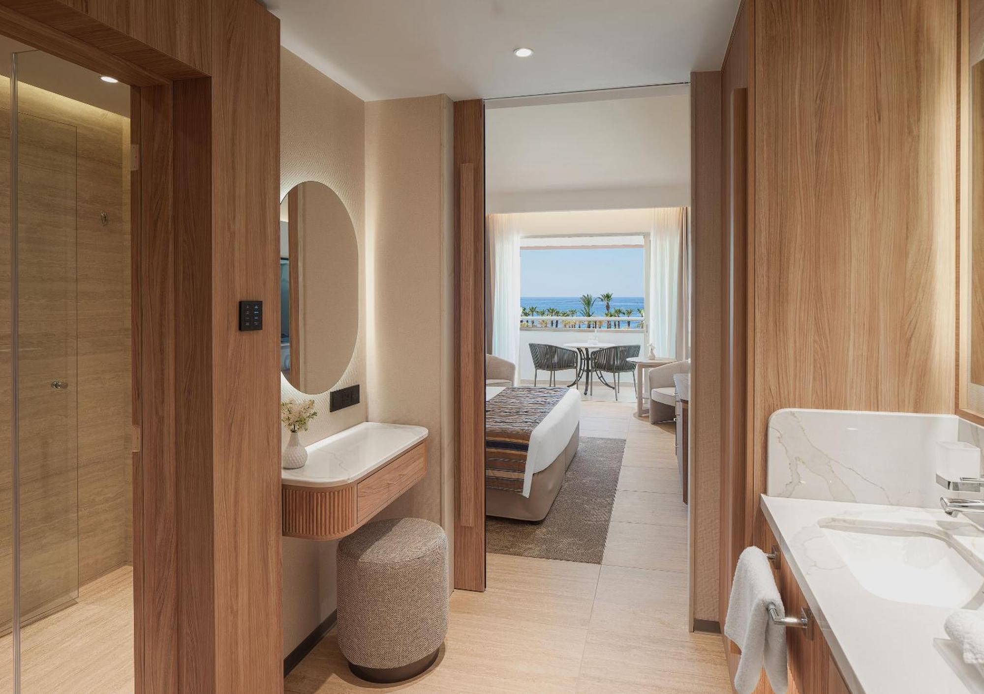 Deluxe Room Pool Sea View