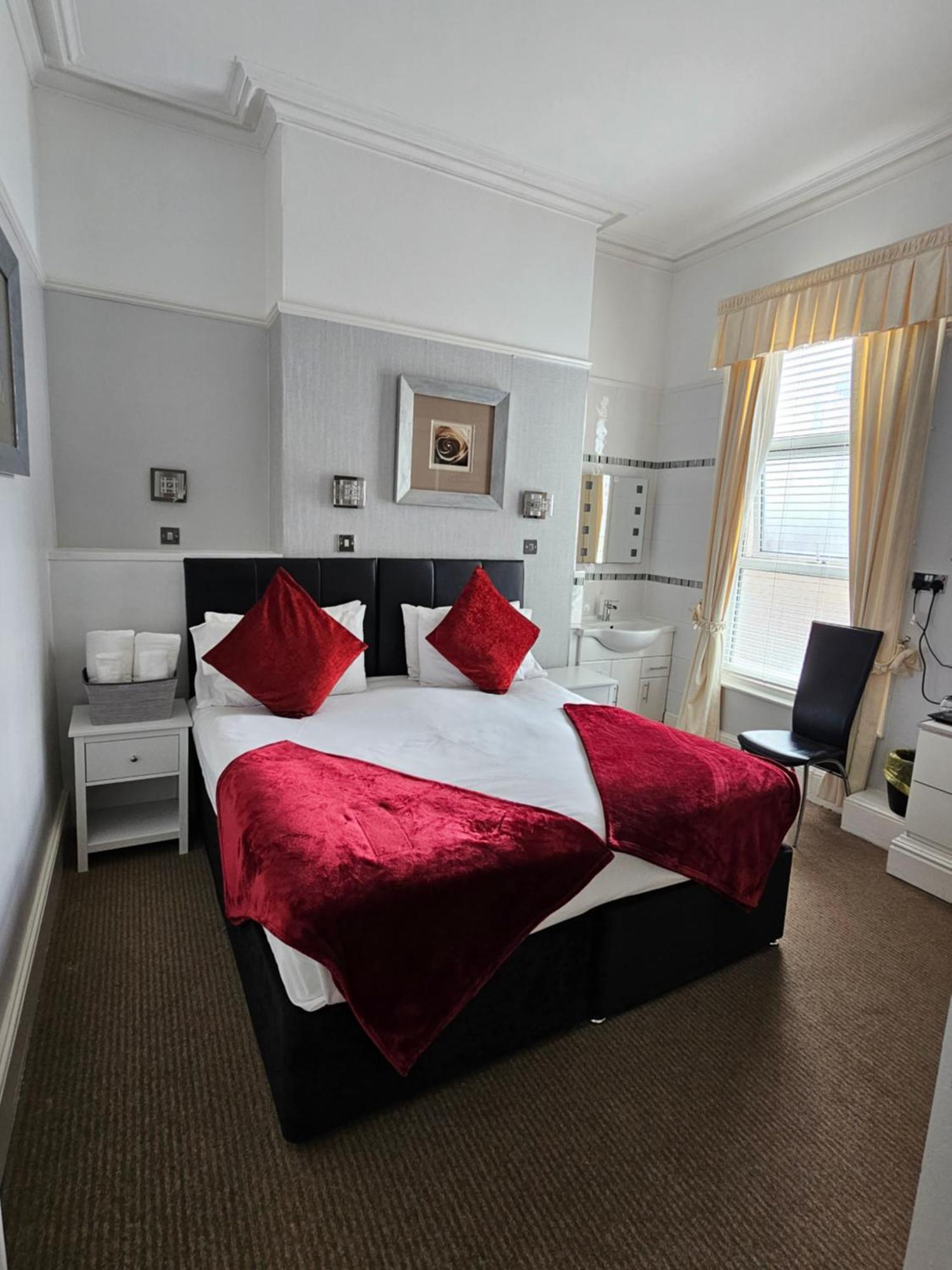Room1 Ground Floor En-suite Twin or Double Room