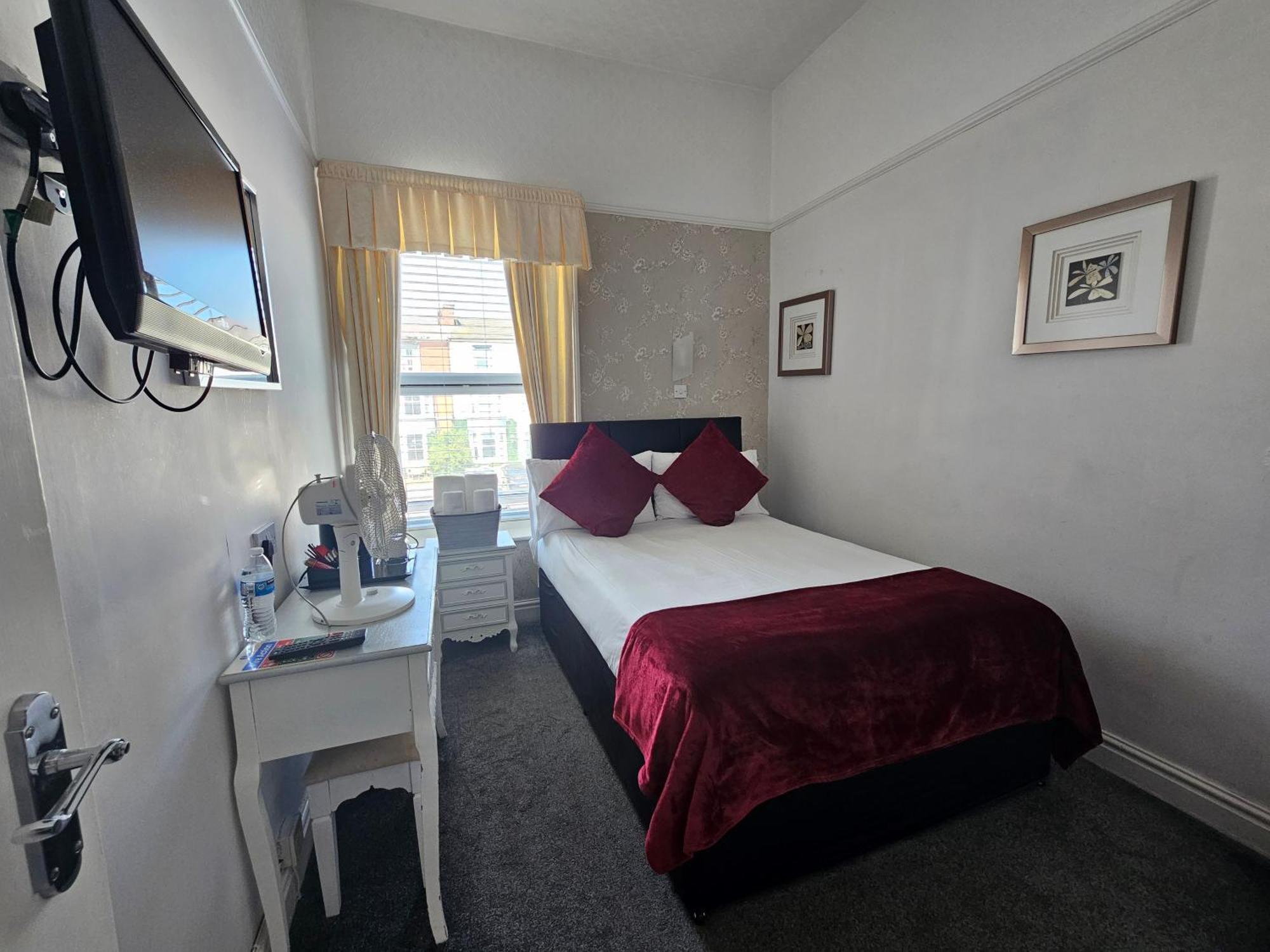 Room 2 First Floor En-suite Small Double Room