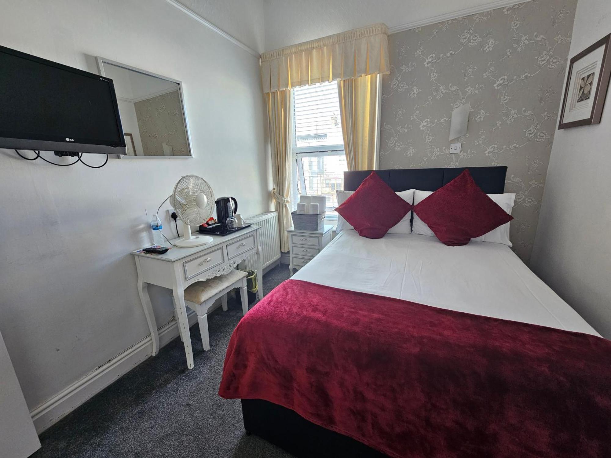 Room 2 First Floor En-suite Small Double Room
