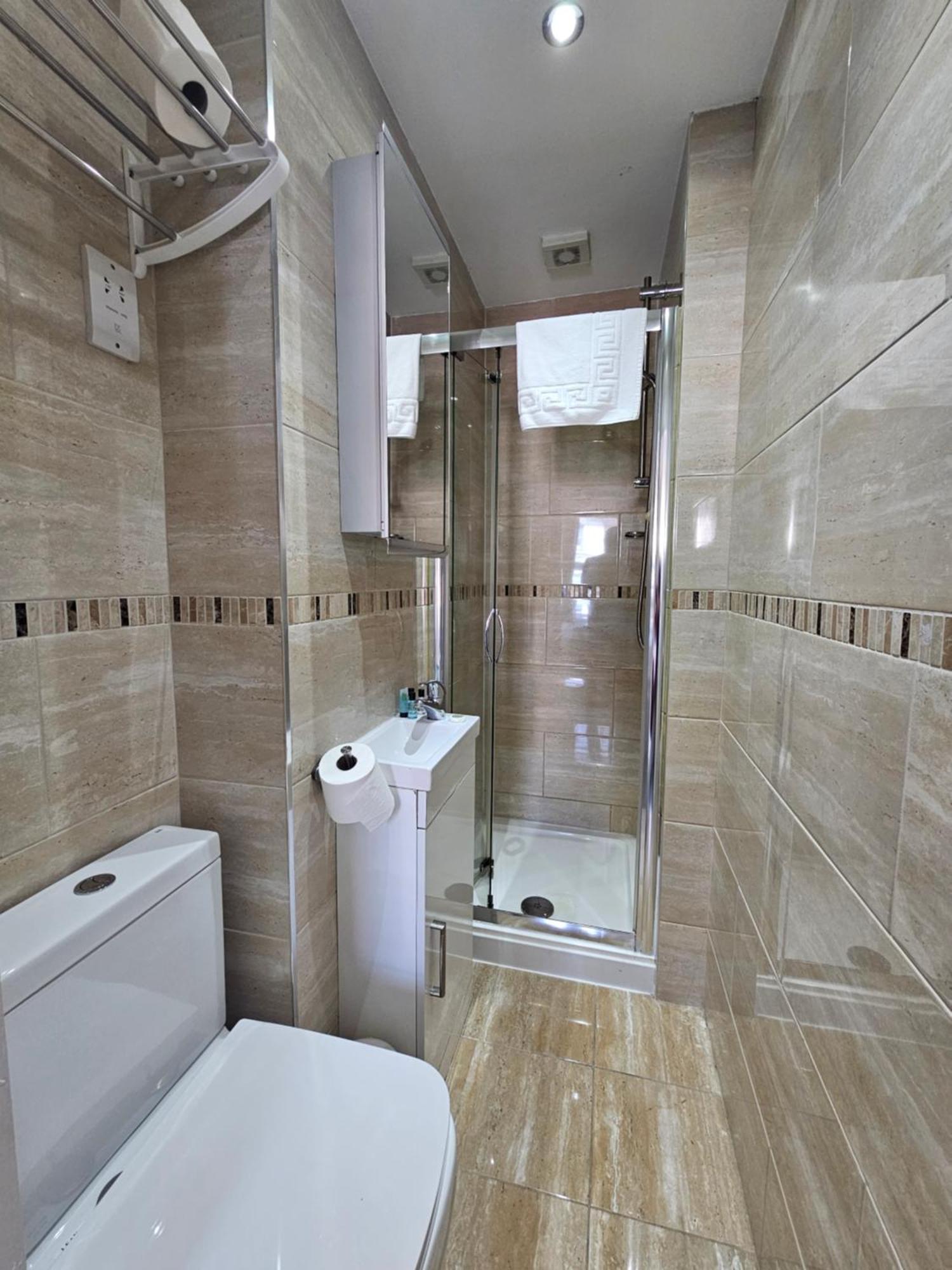 Room 2 First Floor En-suite Small Double Room