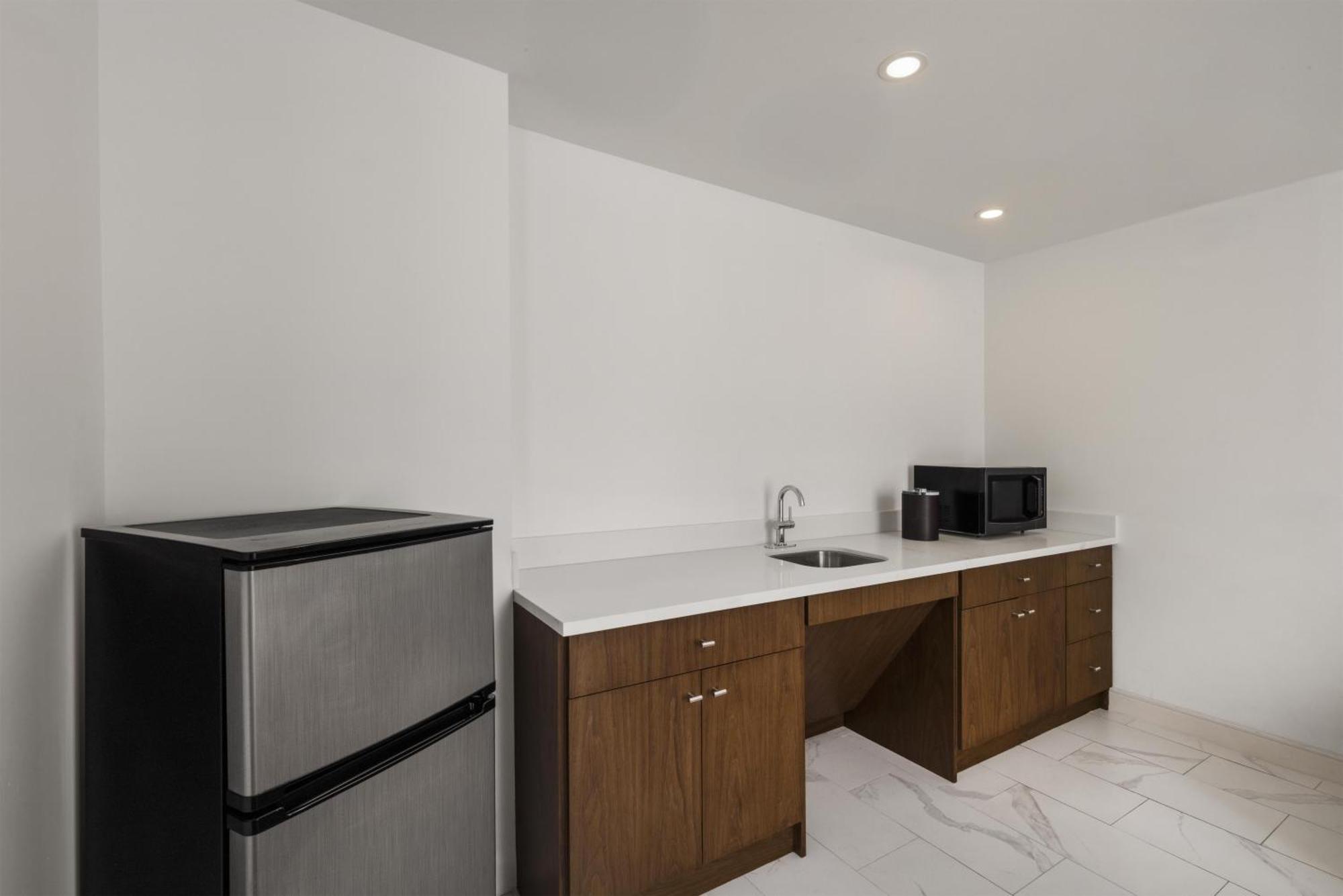 King Suite Bath Tub Sofa Bed Disability Access or Non-Smoking