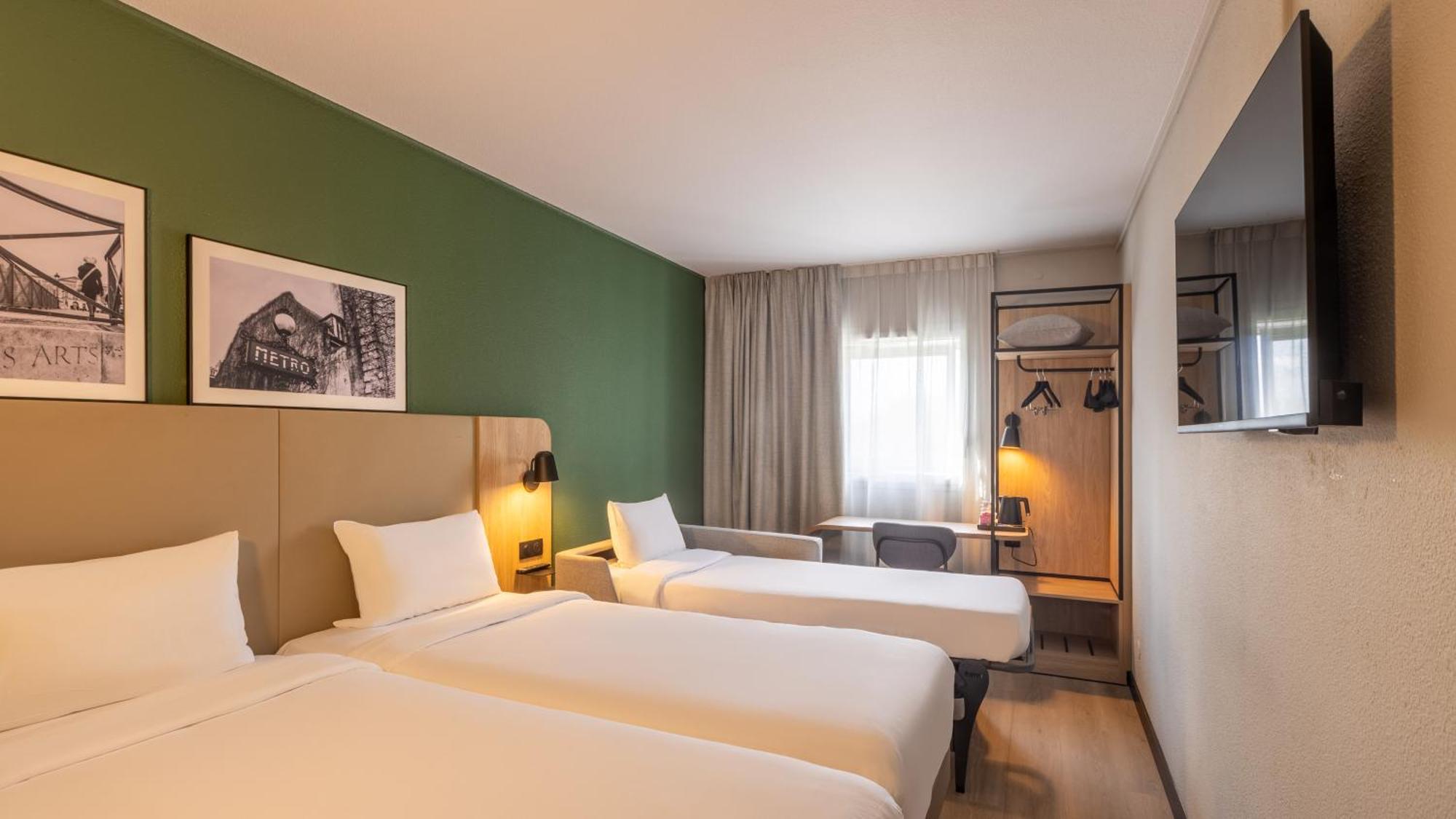 Standard Room 1 Queen Bed 1 Sofa Bed,1774423172:JPEG