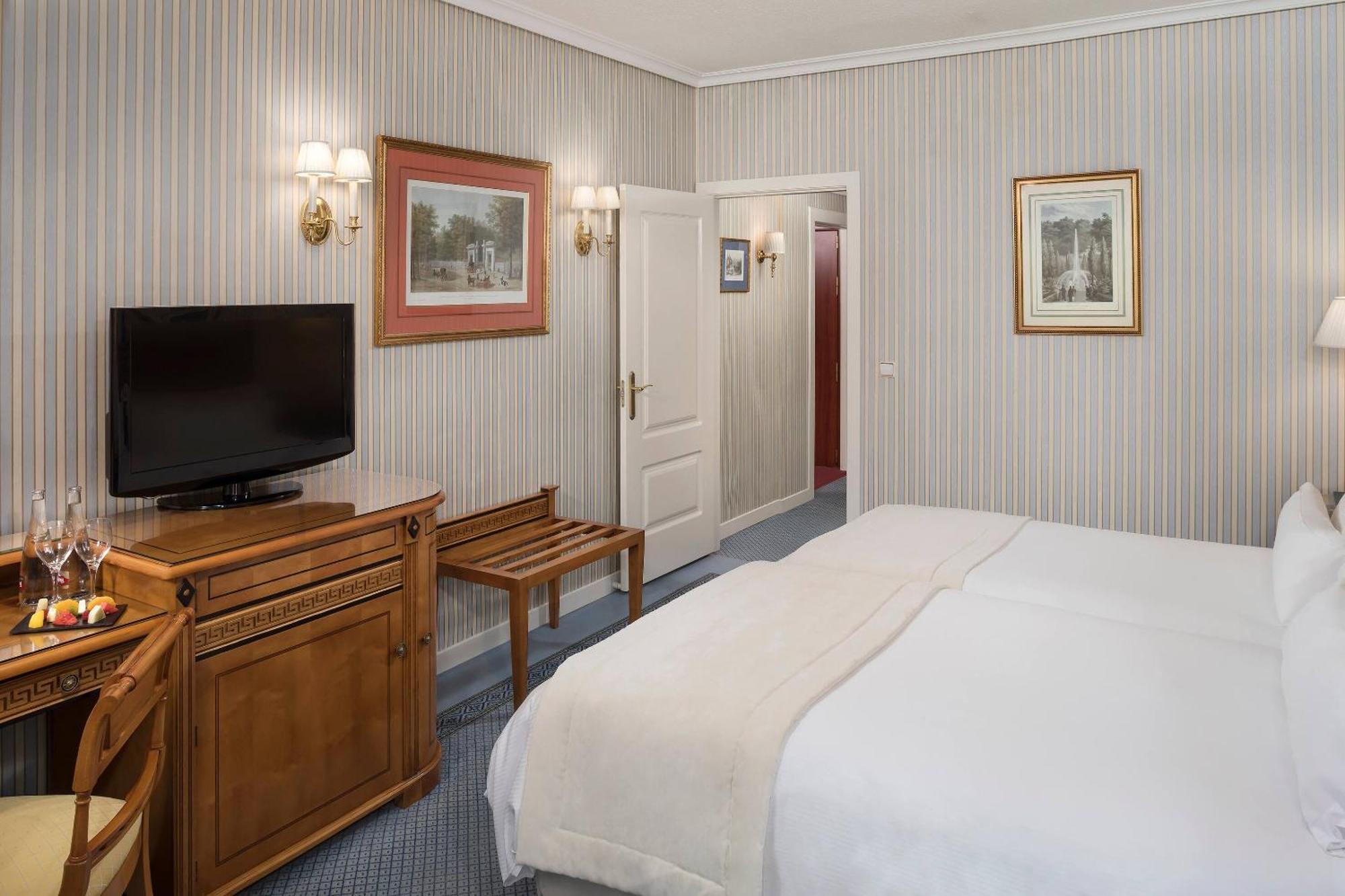Quarto Clássico com Cama de Casal ou 2 de Solteiro