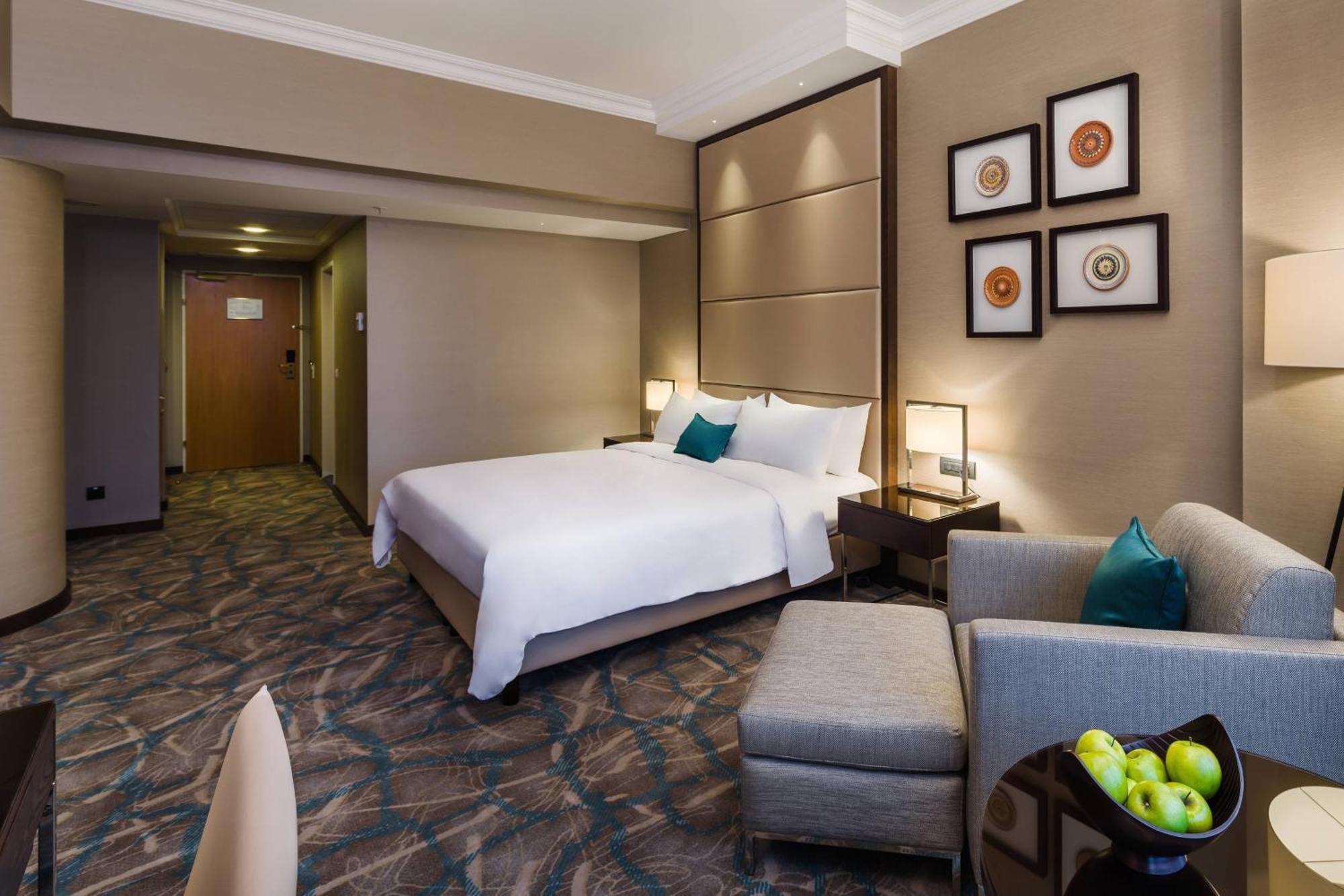 Deluxe Zimmer mit 1 Kingsize-Bett.