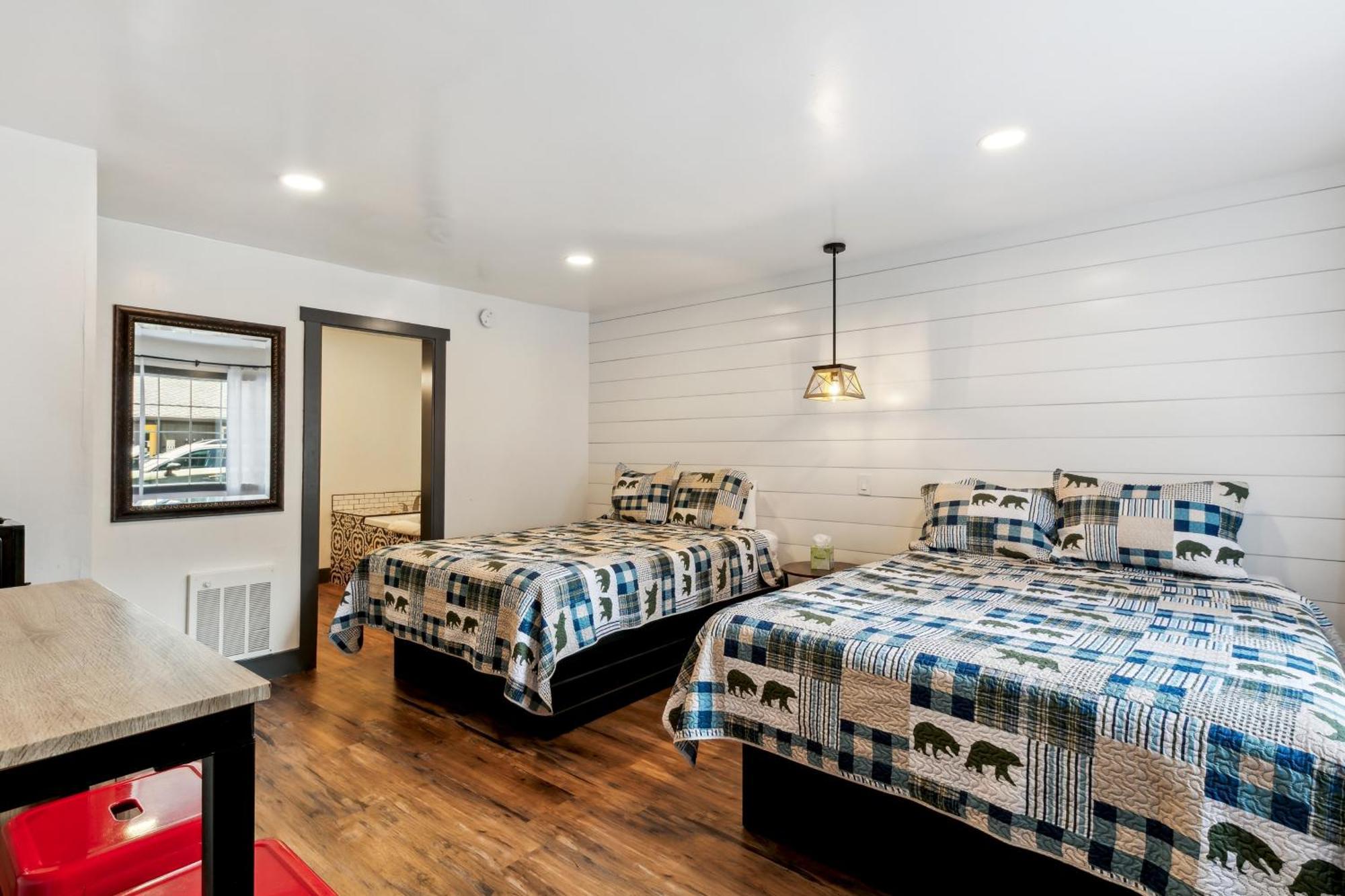 Habitación con 2 camas grandes y bañera de hidromasaje
