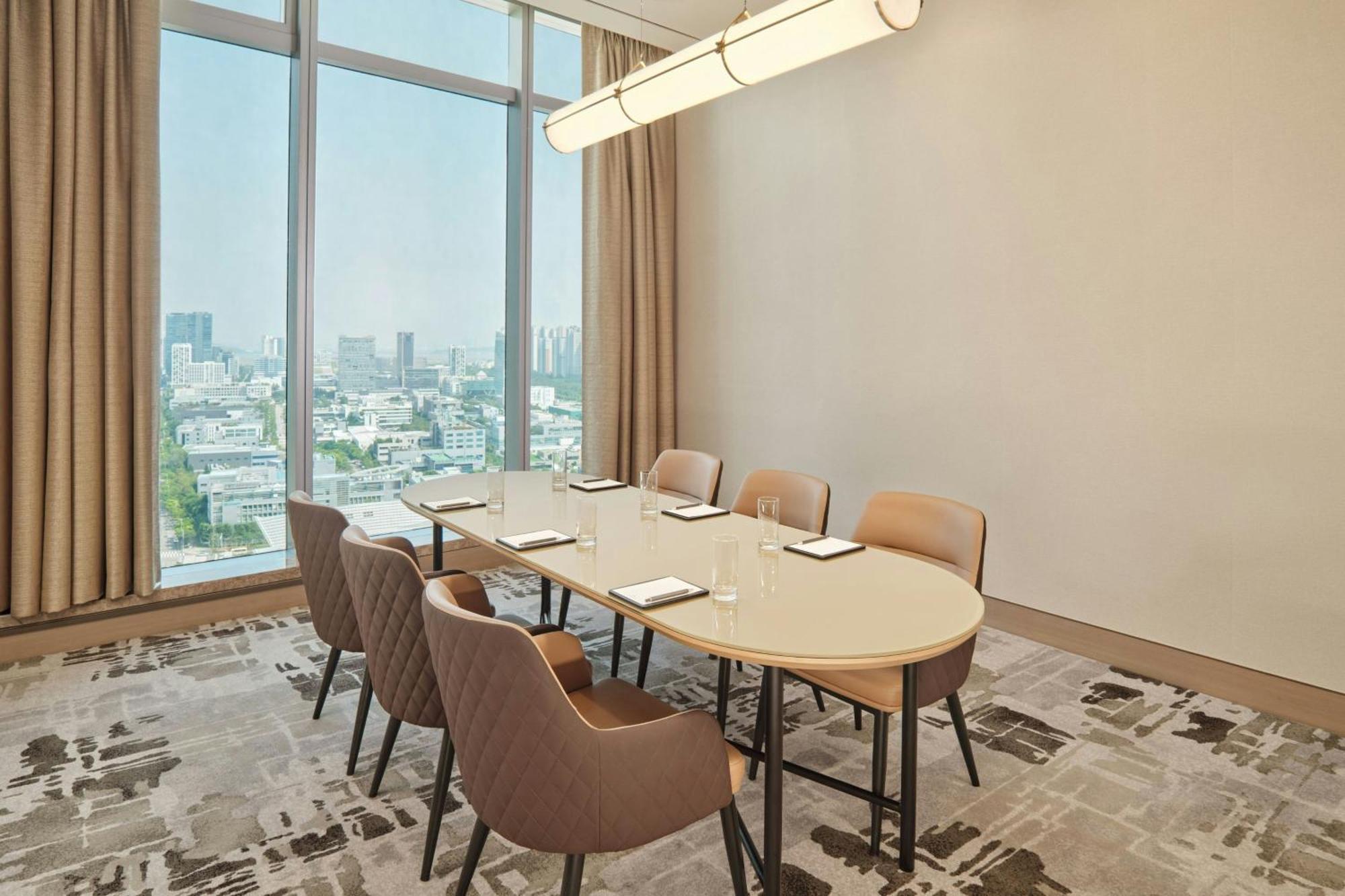 Club lounge access Guest room 1 King City view