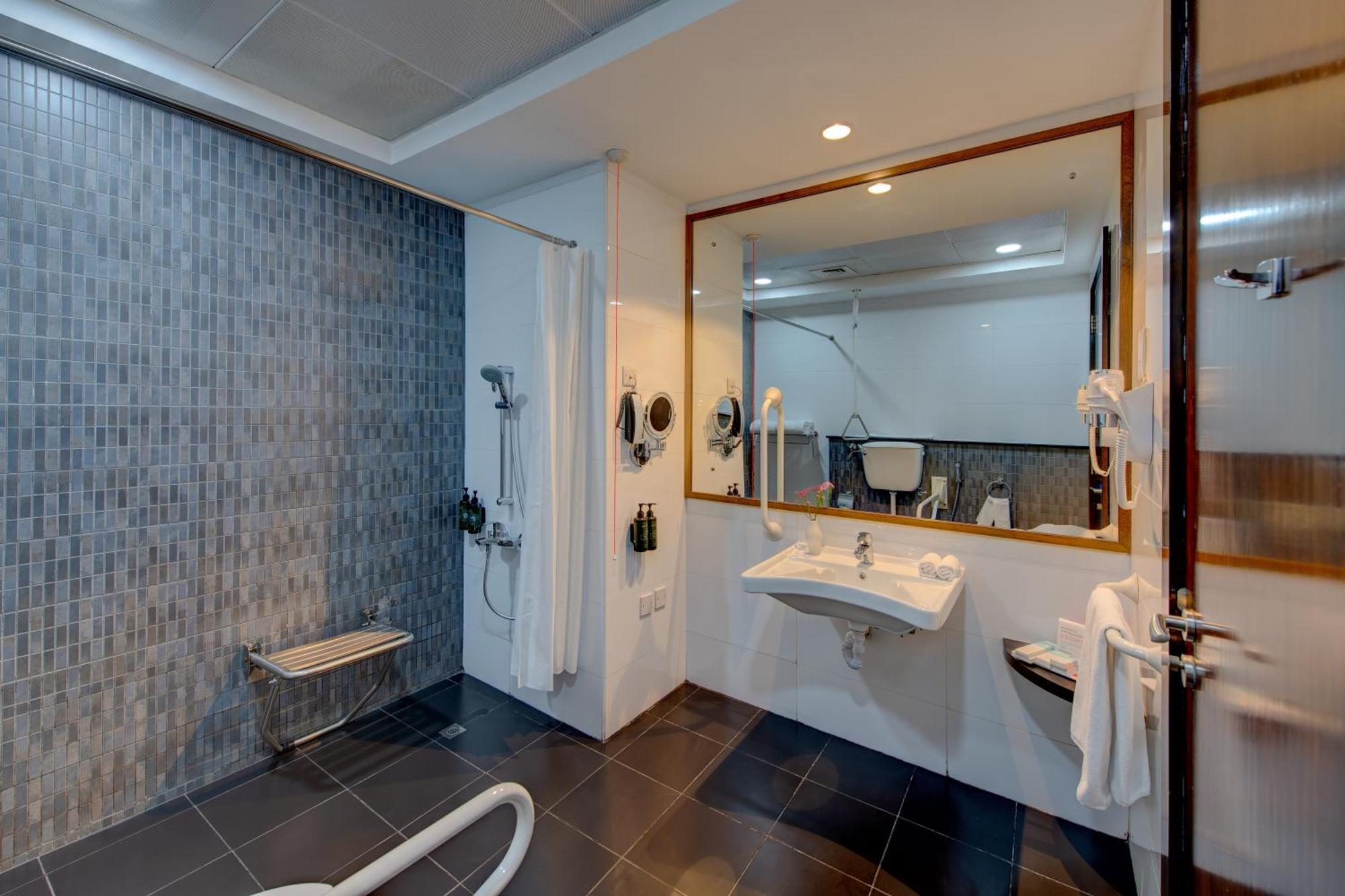Habitación con ducha a ras de suelo y cama extragrande - Adaptada para personas de movilidad reducida - Para no fumadores
