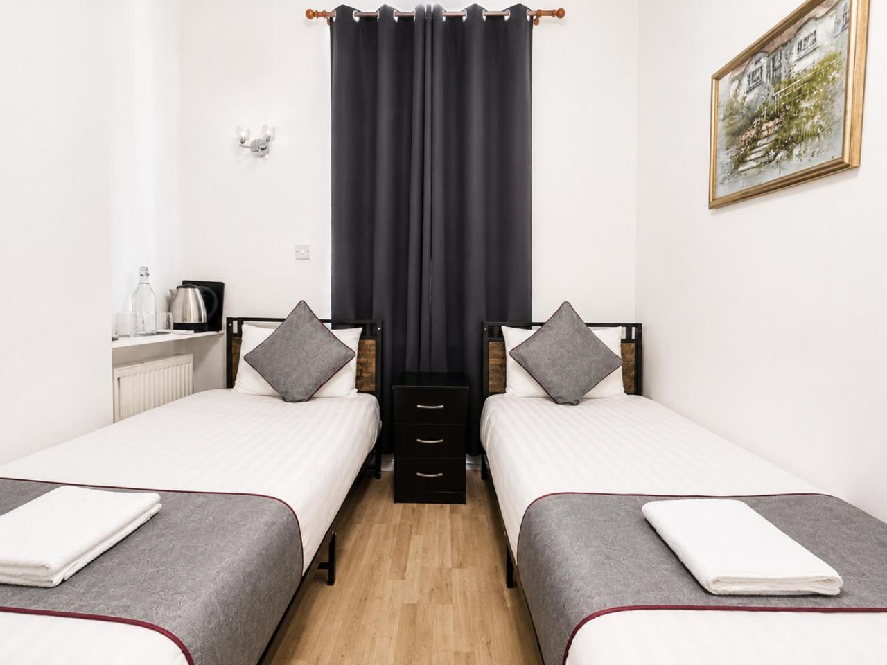 Quarto com 2 Camas de Solteiro e Banheiro