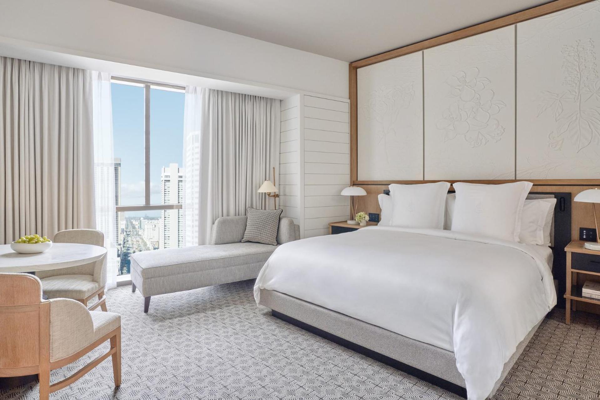Deluxe Zimmer mit Kingsize-Bett und Stadtblick