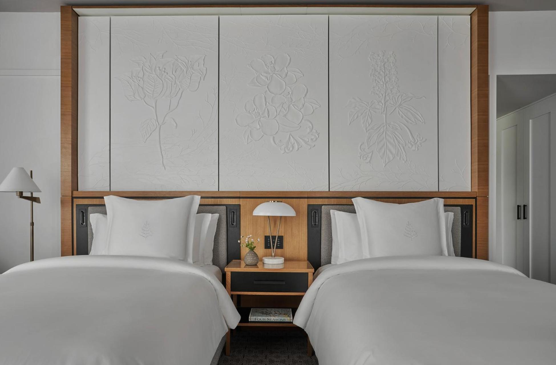 Deluxe Zimmer mit 2 Doppelbetten und Stadtblick