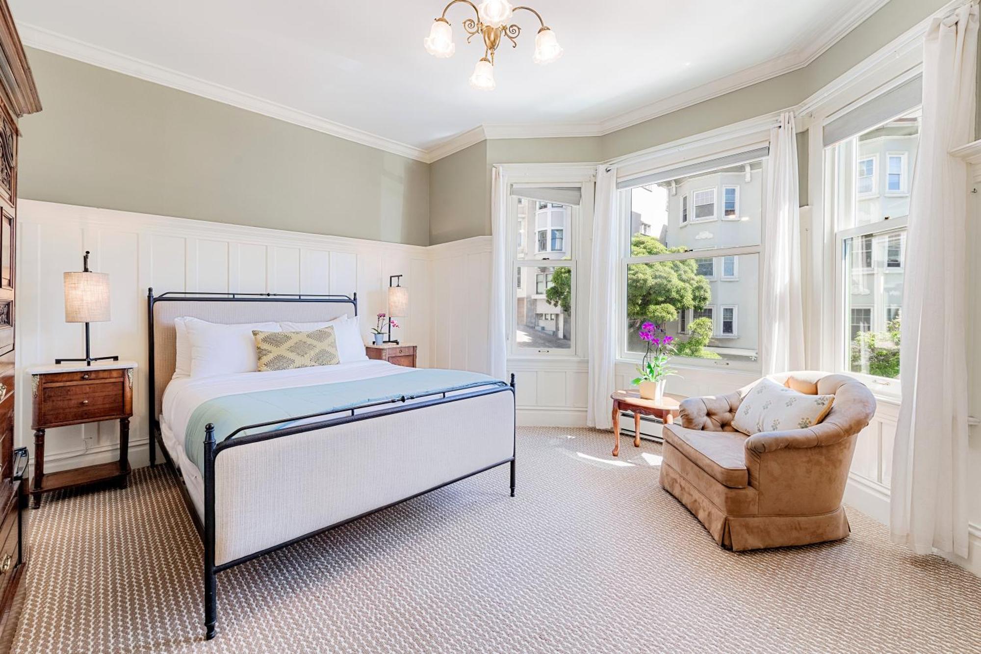 Deluxe Queen Room