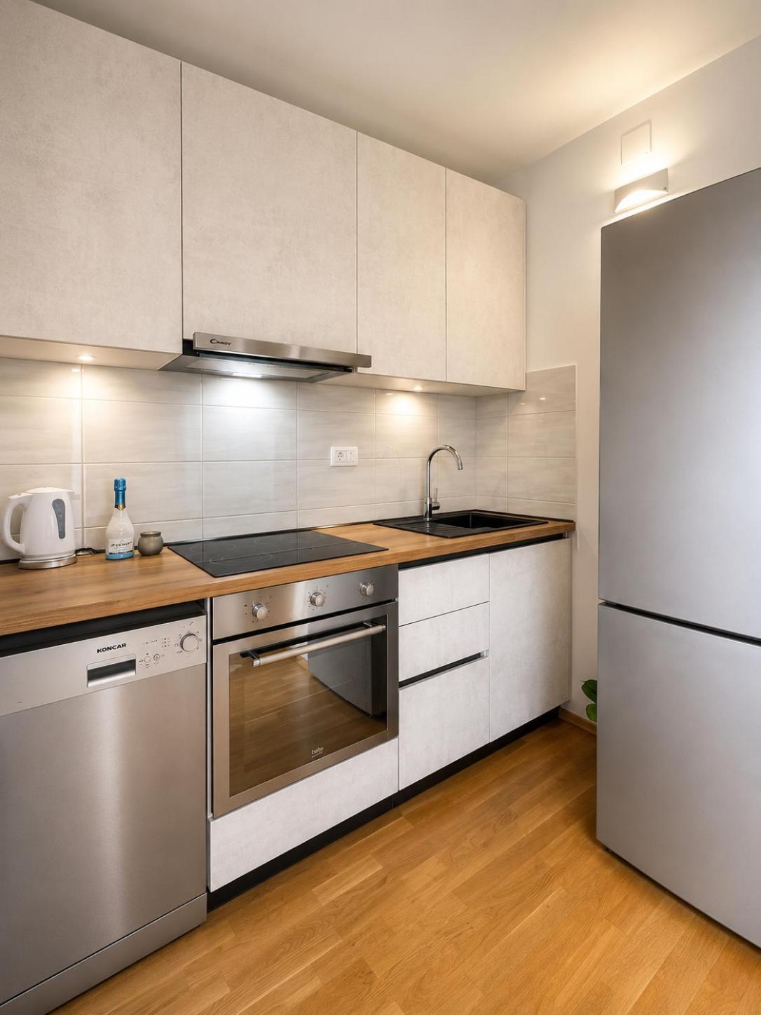 Deluxe One-Bedroom Apartment