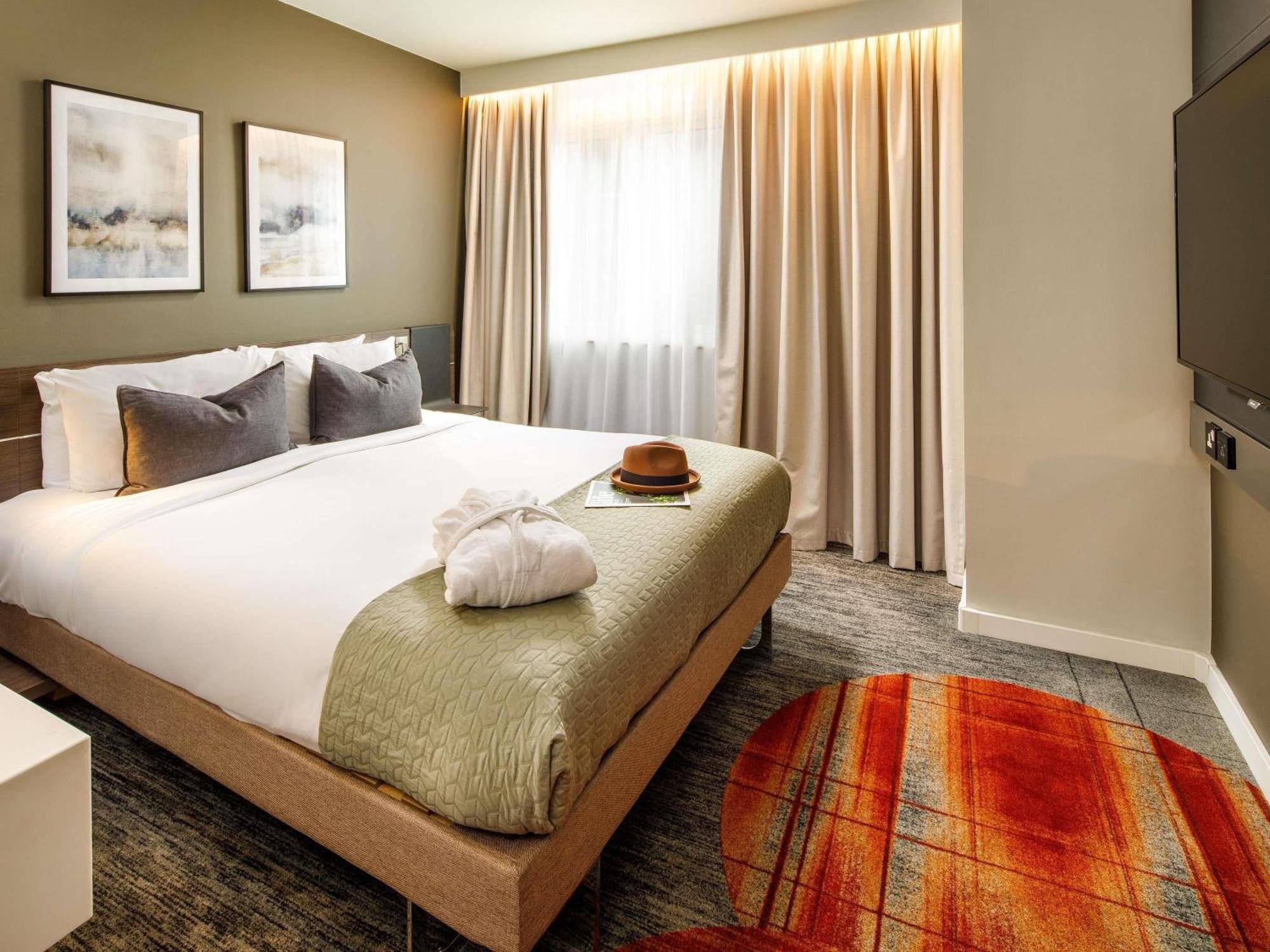 Executive Premium Queen Room One Queen Bed One Double Sofa Bed