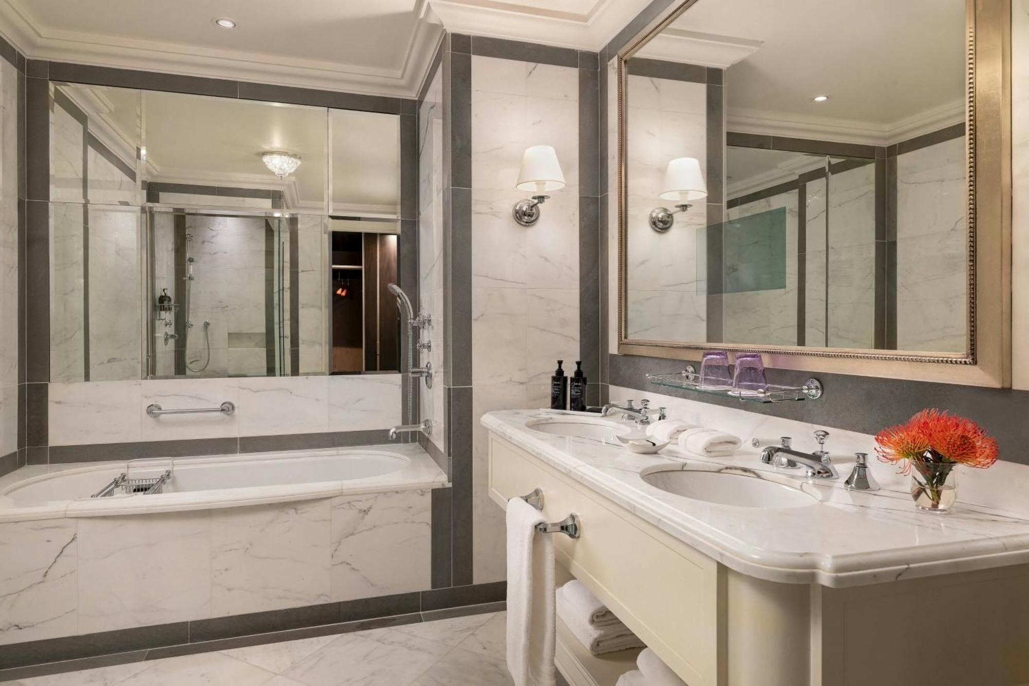 Contemporary Luxury King Suite River View