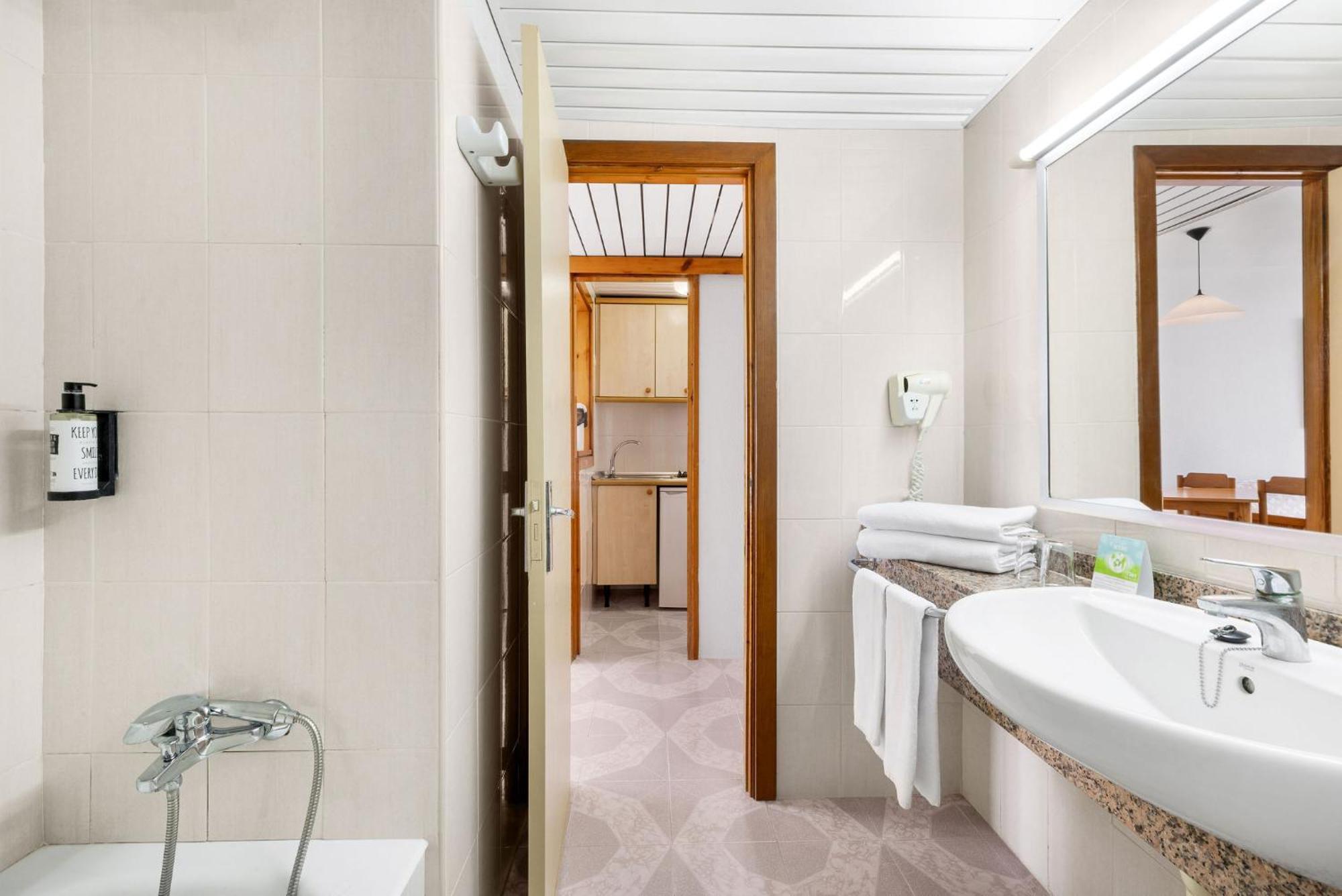 One-Bedroom Apartment Sea View