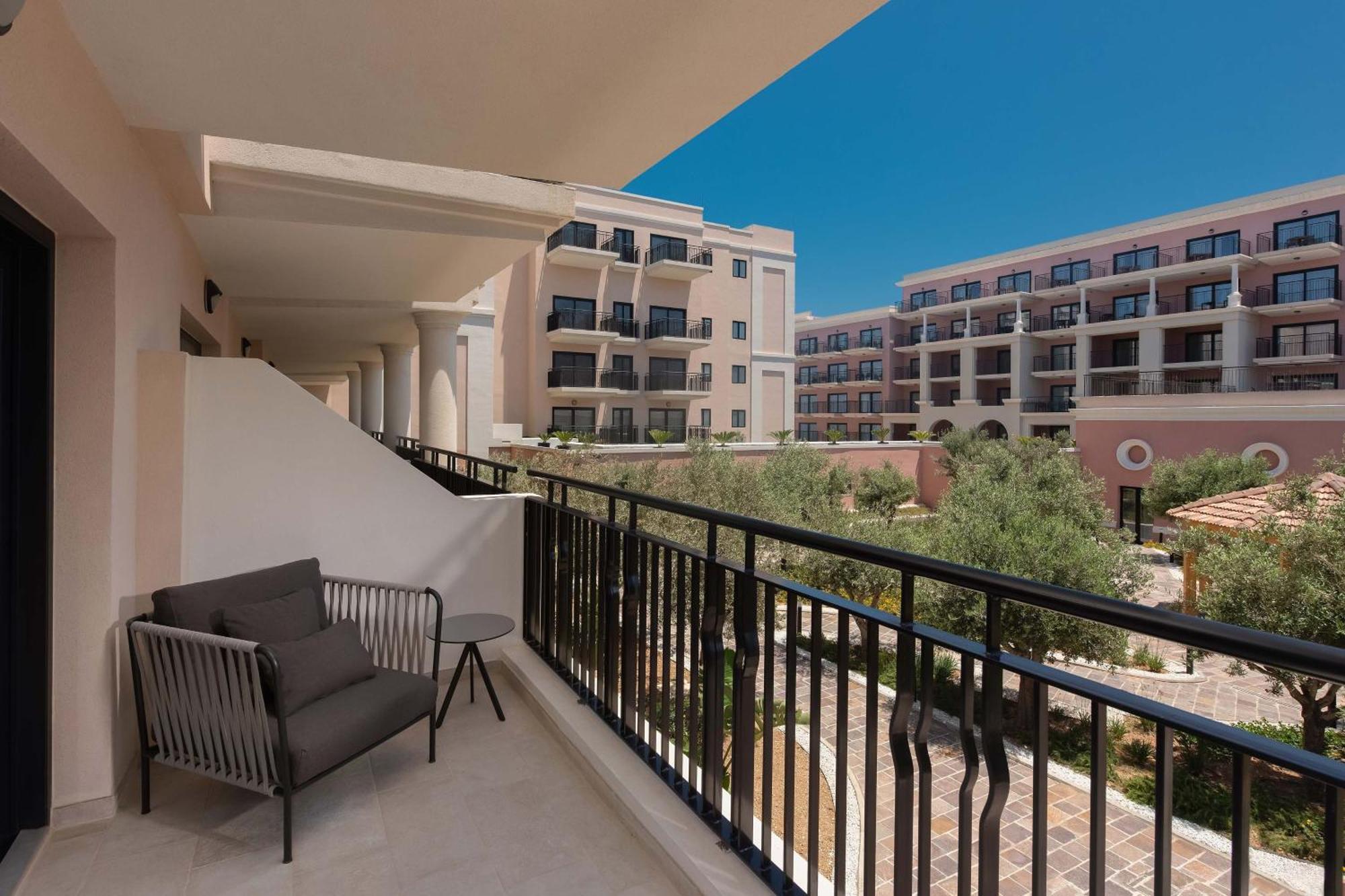 Luxury Garden View Room 1 King