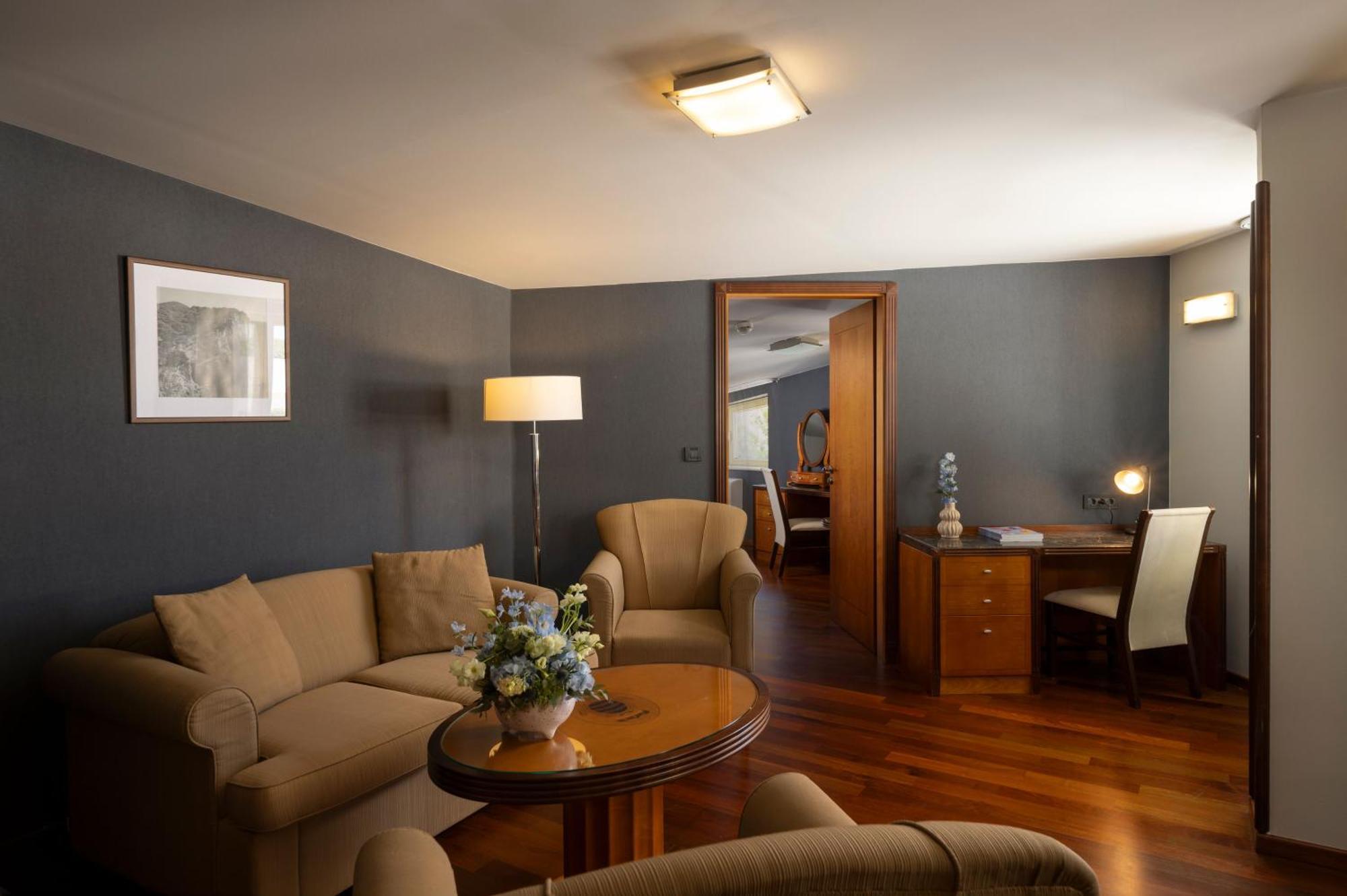 Suite Balcony Partial Sea View