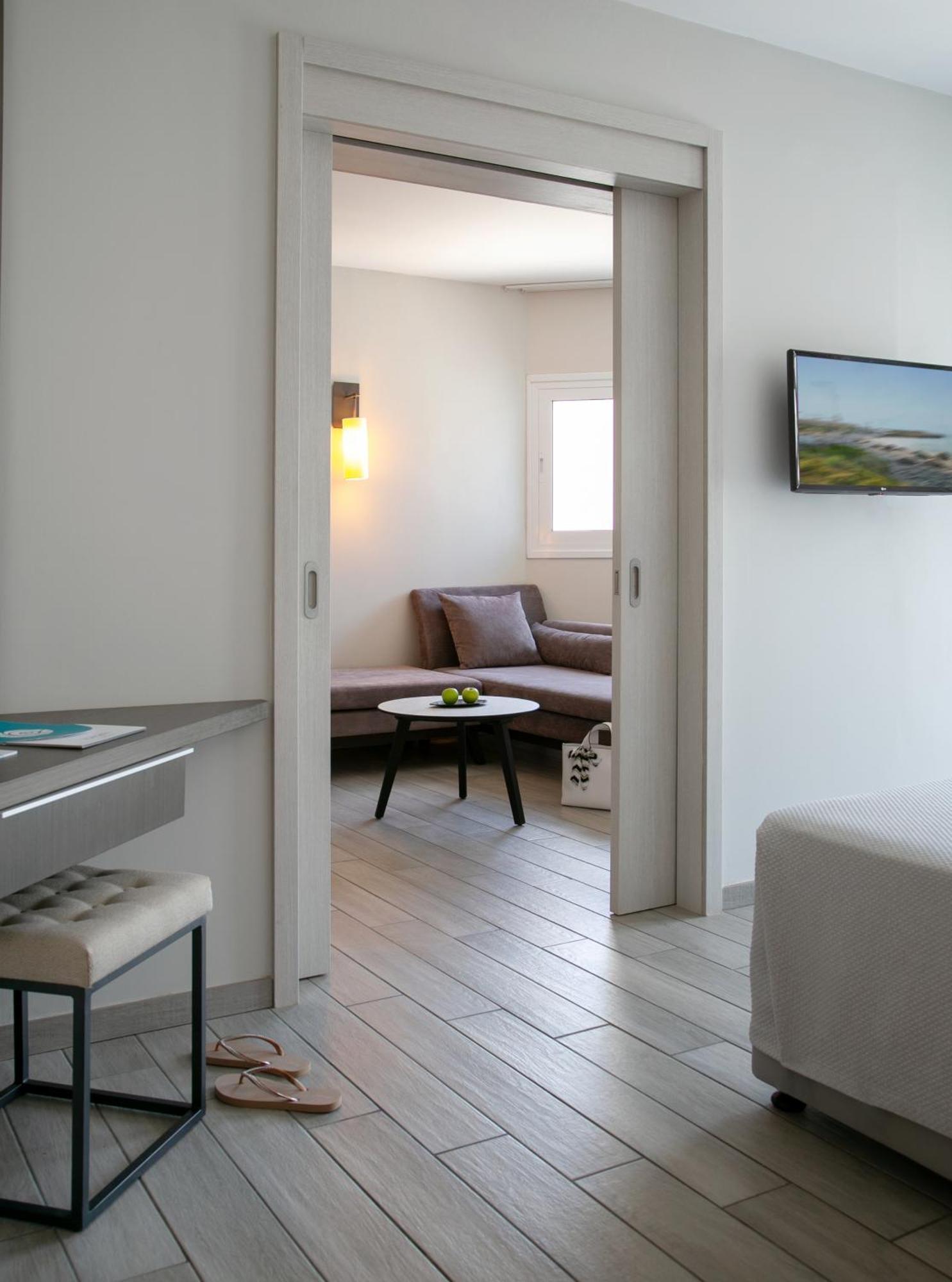 One Bedroom Suite Inland View