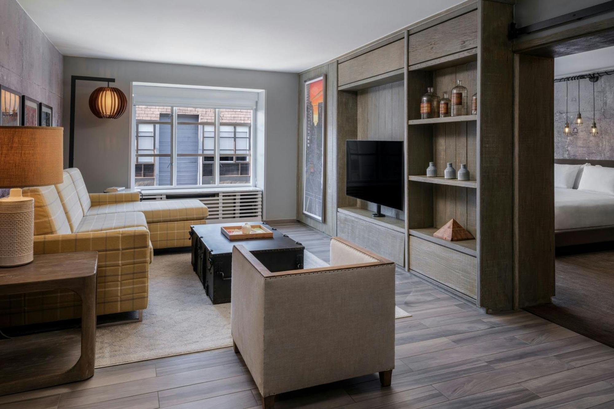 1 Bedroom Suite 1 King Courtyard view
