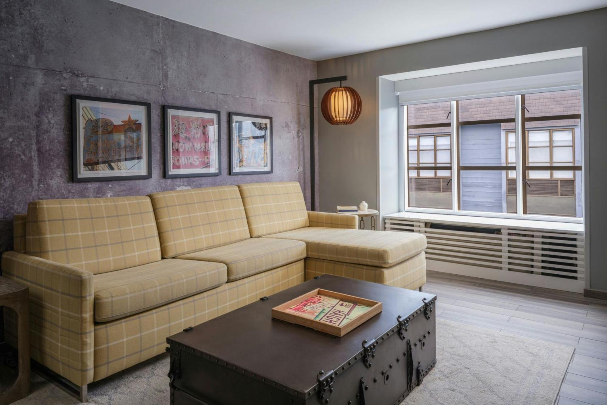 1 Bedroom Suite 1 King Courtyard view