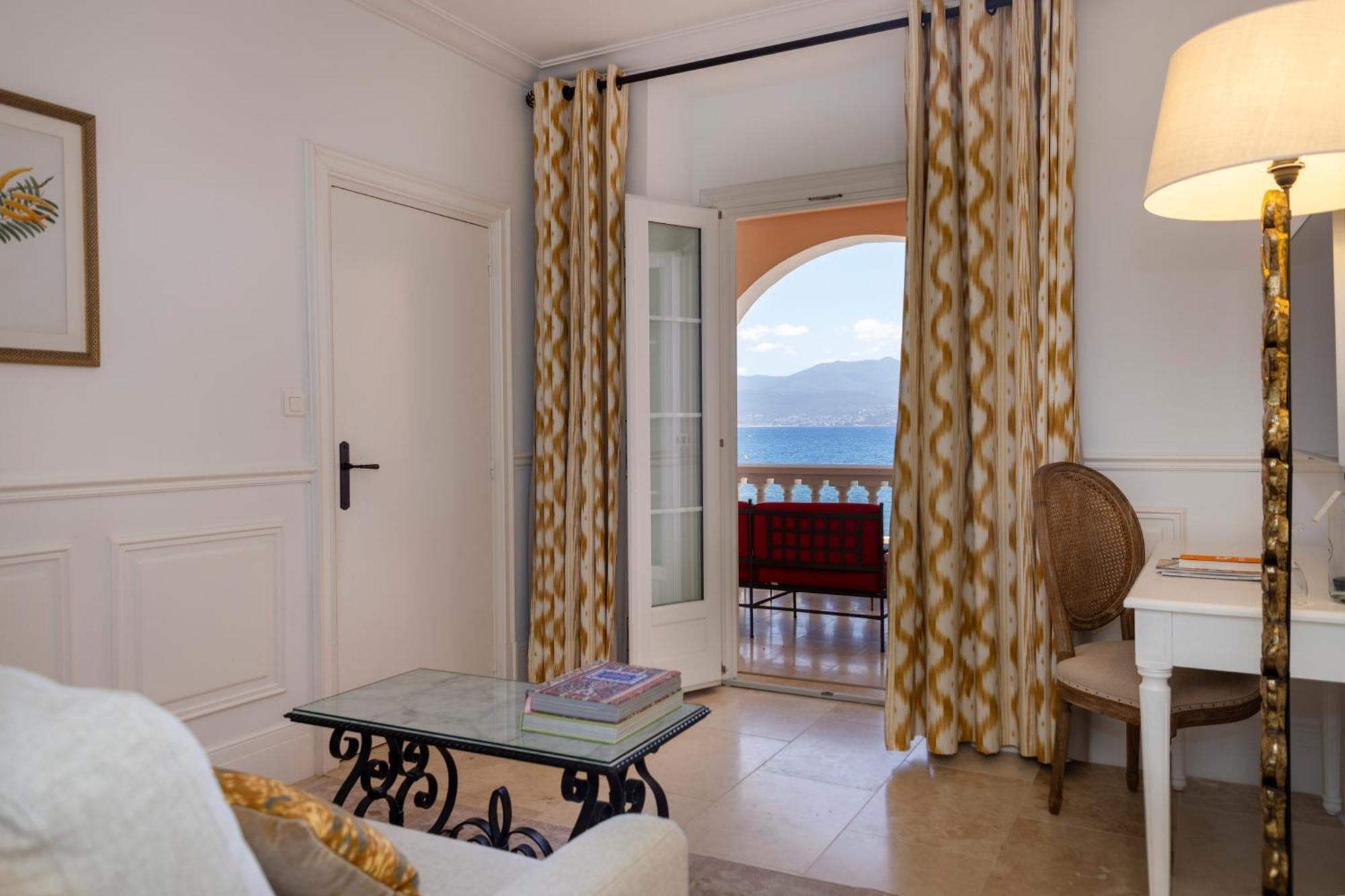 SIGNATURE ROOM – Living room terrace sea view