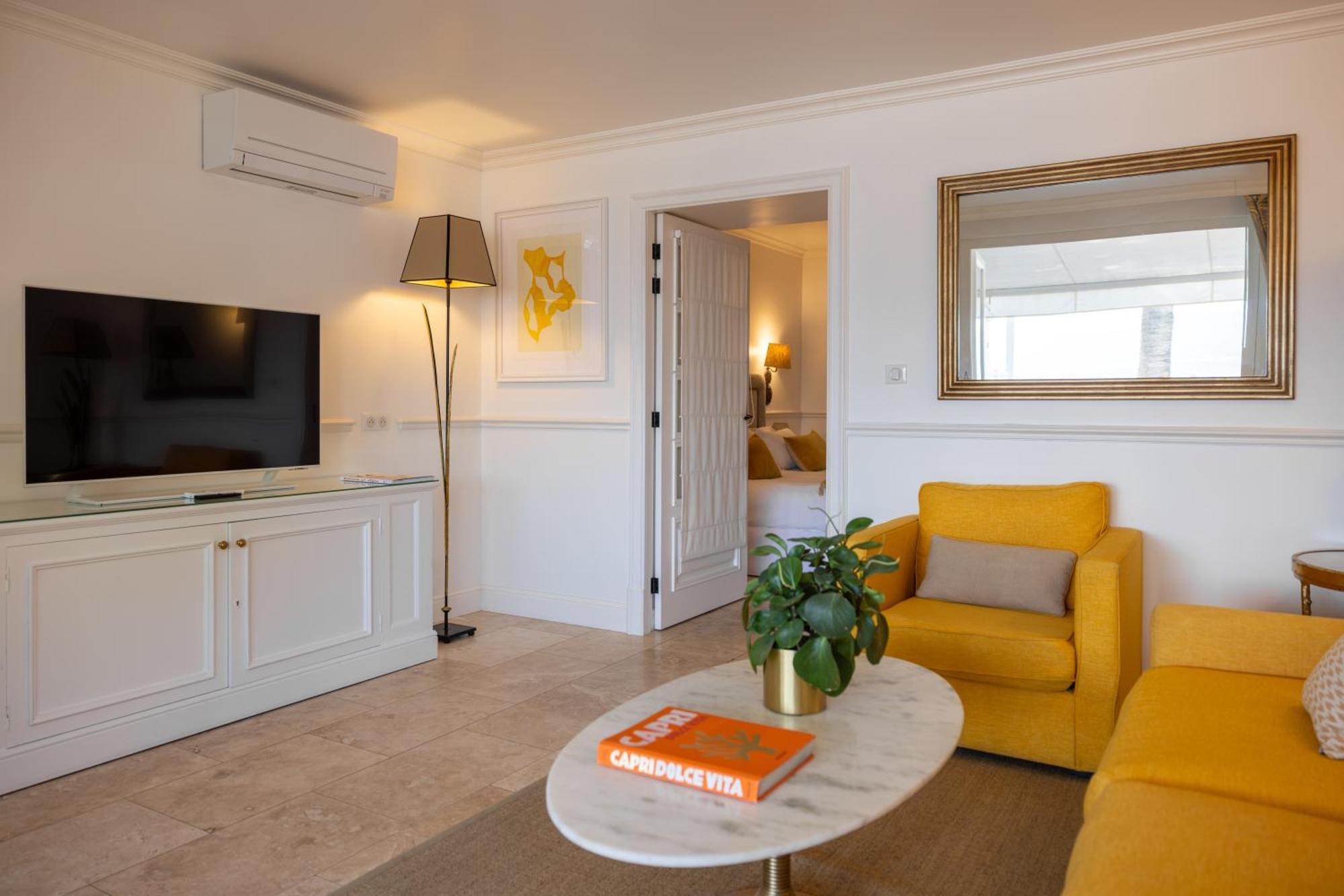 SIGNATURE ROOM – Living room terrace sea view