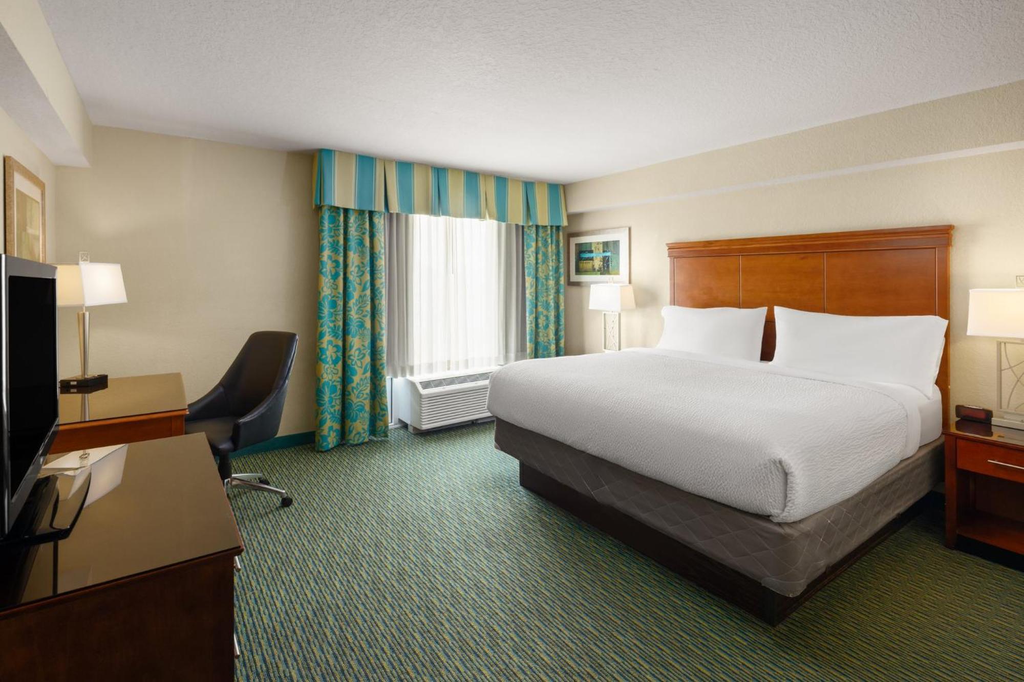 King Suite Two Bunk Beds Pool View