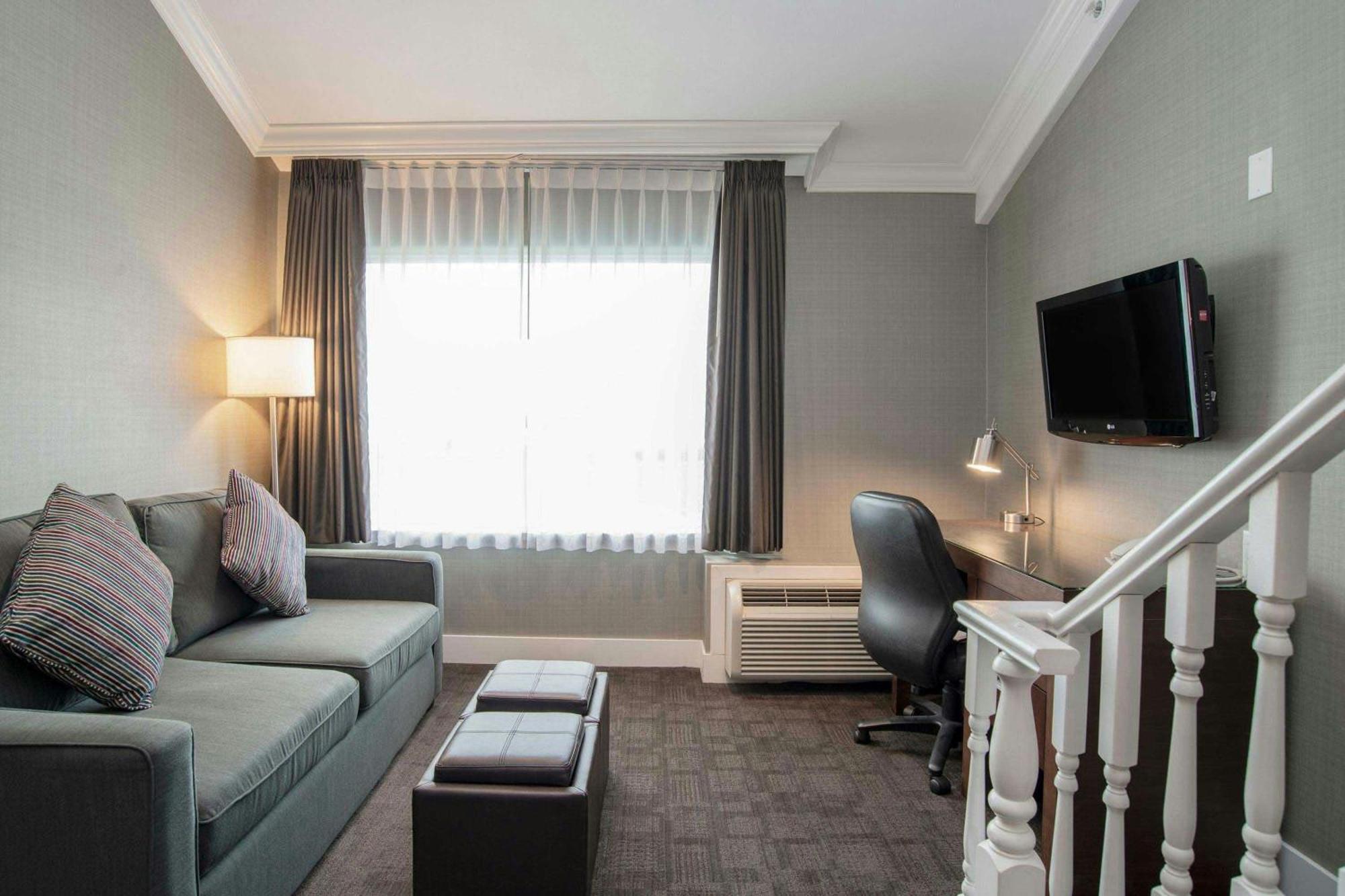 Loft Suite 1 King Bed Sofa Bed Kitchen