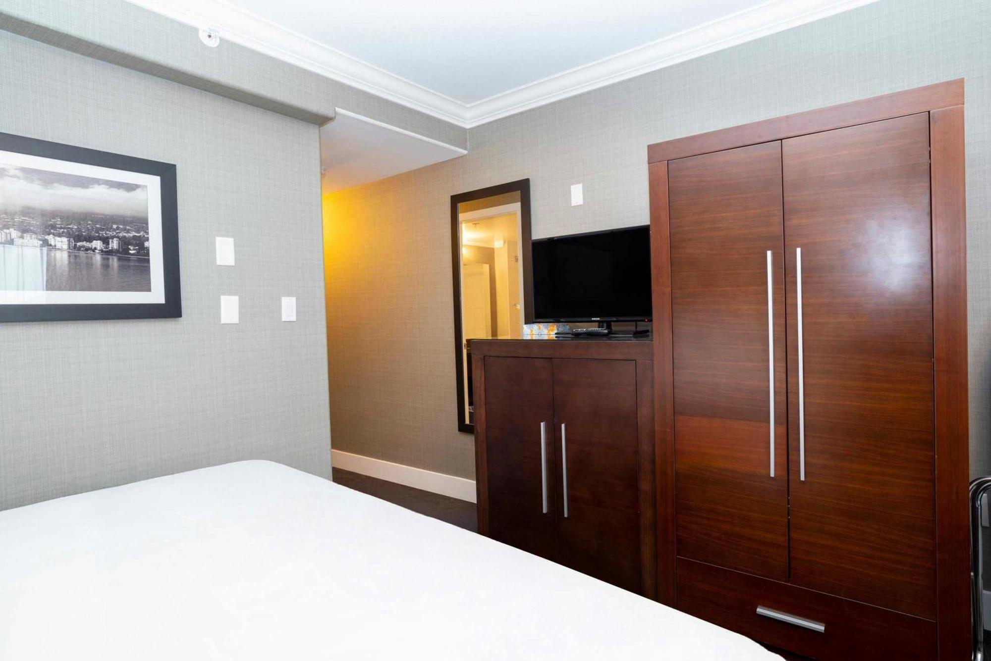 Standard Room 1 Queen Bed