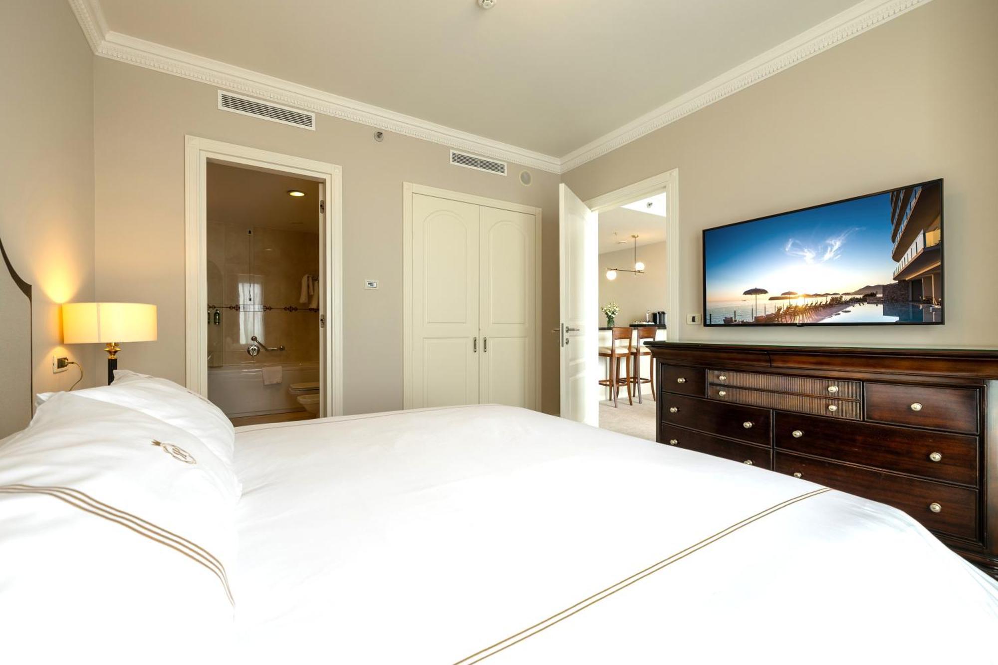 Deluxe King Suite Balcony