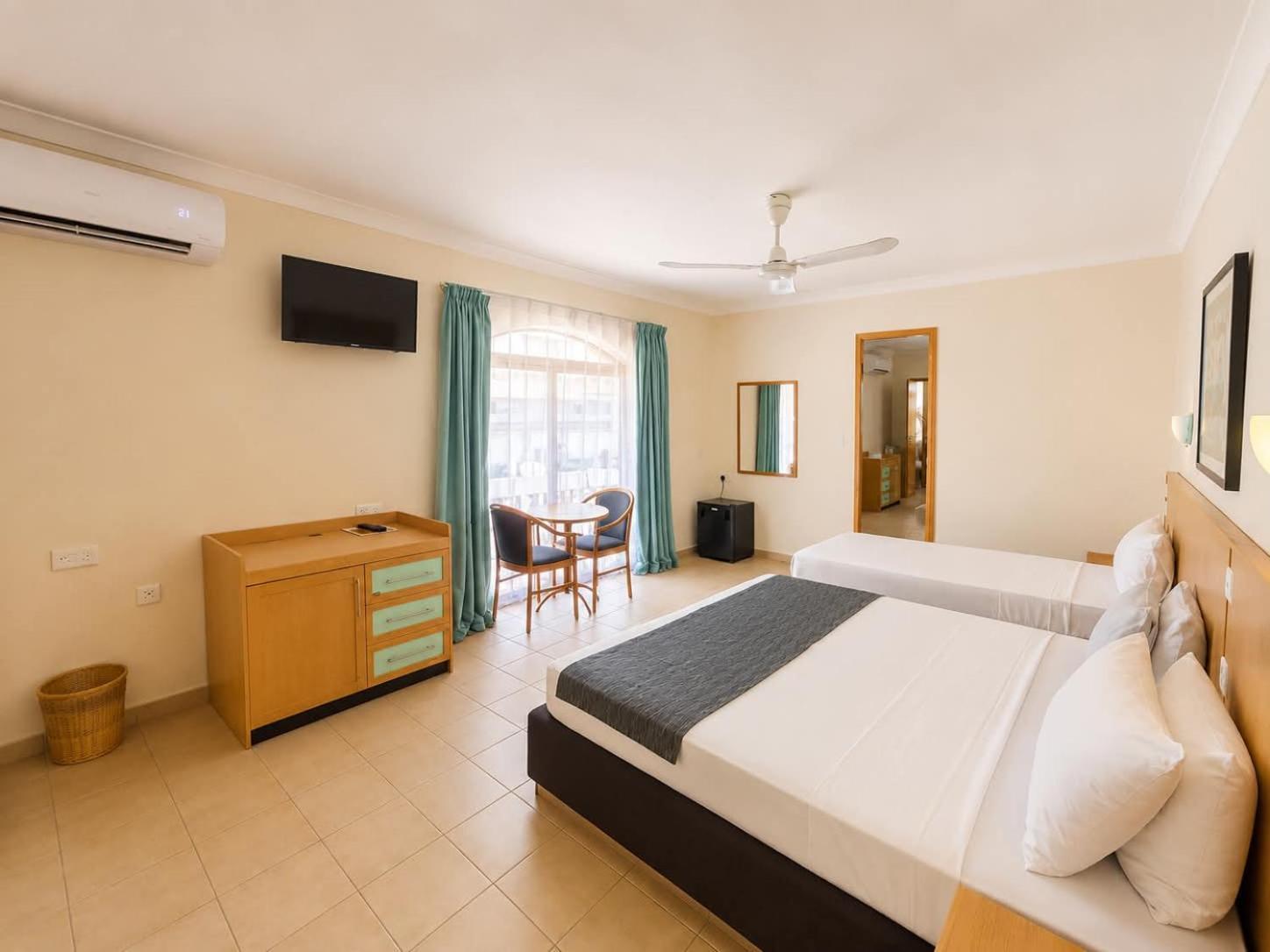 Chambre Triple avec Balcon (3 Adultes + 1 Enfant)