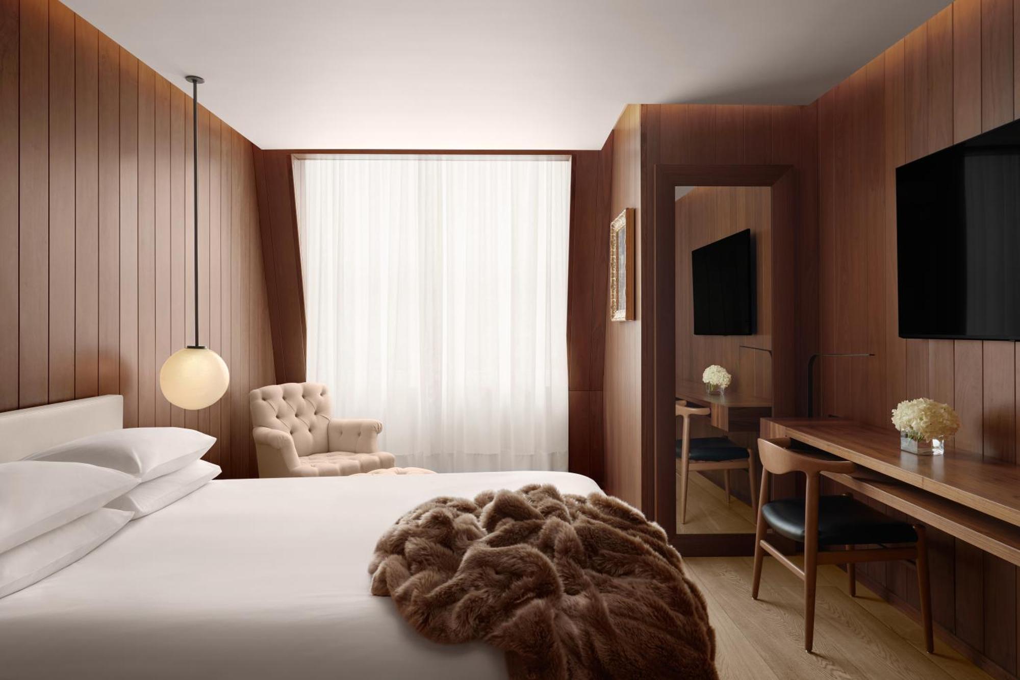 Deluxe Queen Room