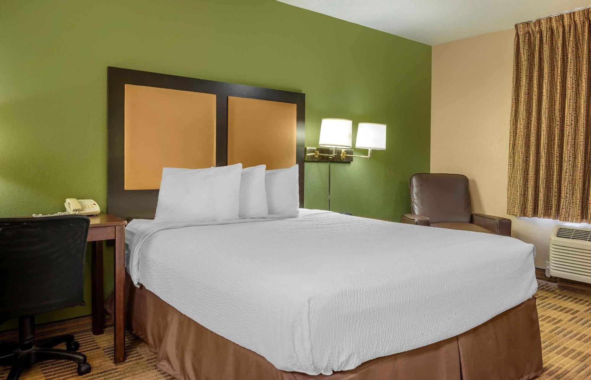 Queen studio 1 Queen Bed Disability Access or Non-Smoking
